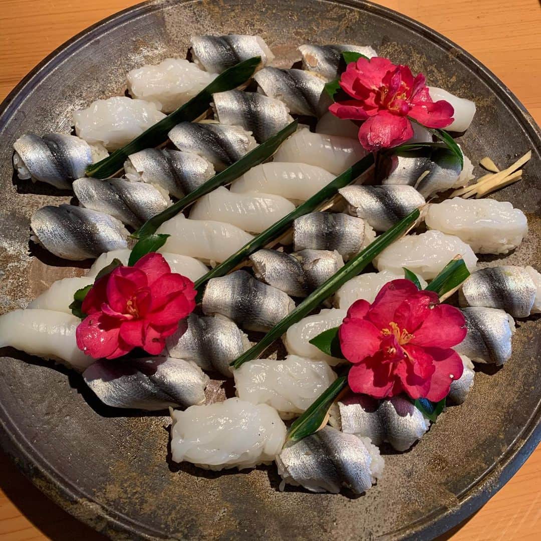 松久信幸さんのインスタグラム写真 - (松久信幸Instagram)「@therealnobu makes sushi #mamakari & squid  #okayama #備前焼 #ままかり」1月20日 14時19分 - therealnobu
