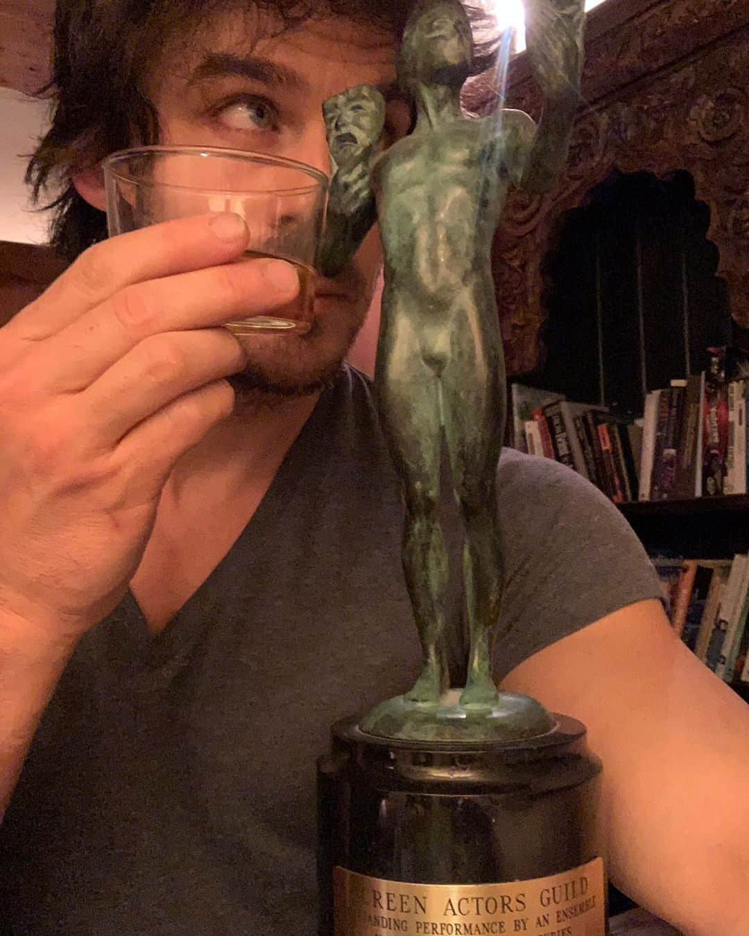 イアン・サマーホルダーさんのインスタグラム写真 - (イアン・サマーホルダーInstagram)「Because I live under a rock and I was picking vegetables all day with my family- I didn’t know it was the #sagawards2020 Getting this award was such a special and  memorable night. Actors supporting actors (women and men) appreciating the work. The work is what matters. Congrats to all of the nominees and winners. Its a special one for sure.  Cheers 🥃」1月20日 14時27分 - iansomerhalder