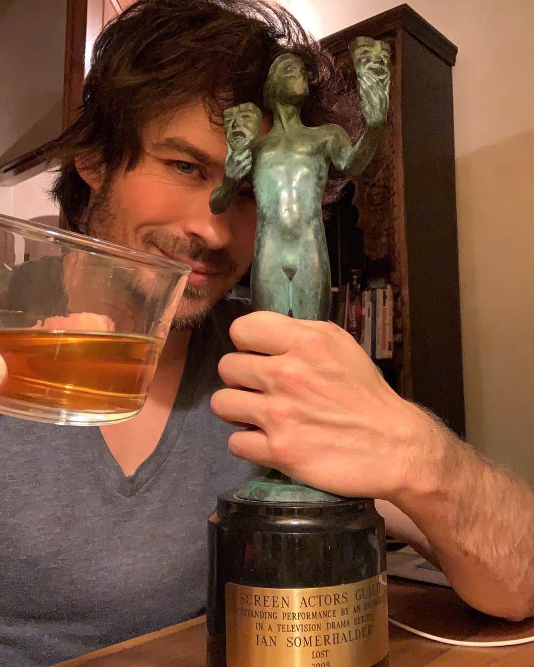 イアン・サマーホルダーさんのインスタグラム写真 - (イアン・サマーホルダーInstagram)「Because I live under a rock and I was picking vegetables all day with my family- I didn’t know it was the #sagawards2020 Getting this award was such a special and  memorable night. Actors supporting actors (women and men) appreciating the work. The work is what matters. Congrats to all of the nominees and winners. Its a special one for sure.  Cheers 🥃」1月20日 14時27分 - iansomerhalder