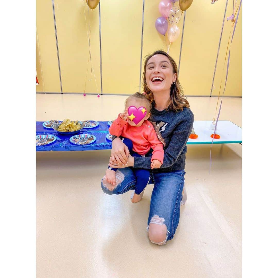 エミ・マイヤーのインスタグラム：「“The days are long, the years are short” absolutely the way to describe parenthood. We are so blessed to celebrate turning 2 with our friends! Thank you to joining us for this memorable day @hidemischlag @siminyc @bhbognar @mie_c @chrishart_official @akinyc @kinomai888 @ericaseko0315 @mimihanathreads (And thanks to MIL for sending us all the decor and making it pretty!!) 2歳になりました^_^みんな来てくれたお友達にありがとうございます！💖 • • • • • • • • • • • • #2yearsold #2歳#momanddaughter#twoyearsold#birthdaygirl#toddler #totorocake#cake#トトロ#トトロケーキ#ケーキ#バースデー#仲間#funfetti#bellascupcakes#2歳誕生日#tokyolife#tokyojapan#japanlife」