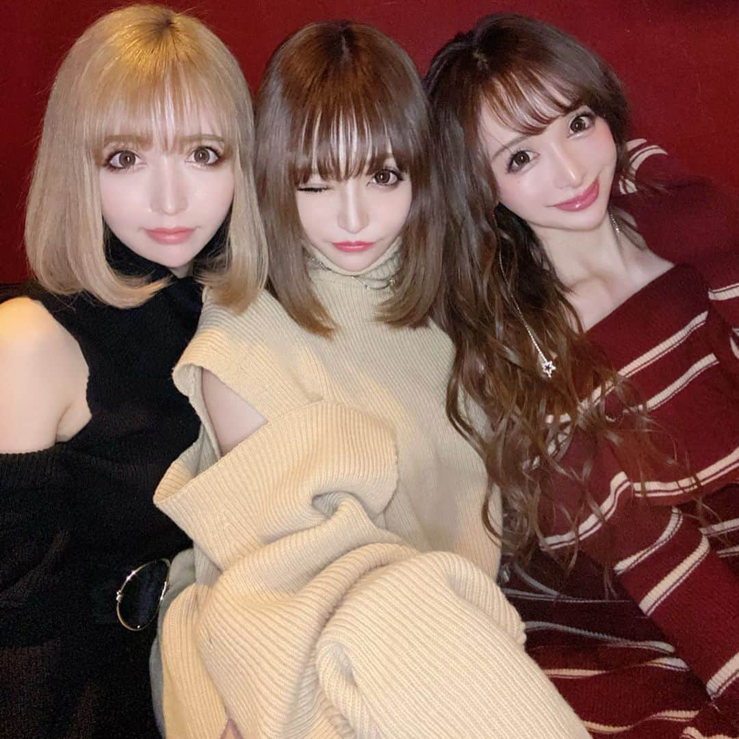 桜井莉菜さんのインスタグラム写真 - (桜井莉菜Instagram)「昨日は六本木で新年会したよん😍❤️ 明太とろろ鍋食べてBARで 密会🤭💓 一生話してられる😆✨ あ、 そーいややっとセルカ棒注文した😅 届くの楽しみ❤️ ライト付きの、 さきオススメのセルカで、 ちかと一緒にその場でポチした🤣 3人同じになるw また届いたら載せるねっ😊 わくわく  #新年会#六本木#明太とろろ鍋#BAR#ROKKENME」1月20日 14時58分 - rina__sakurai