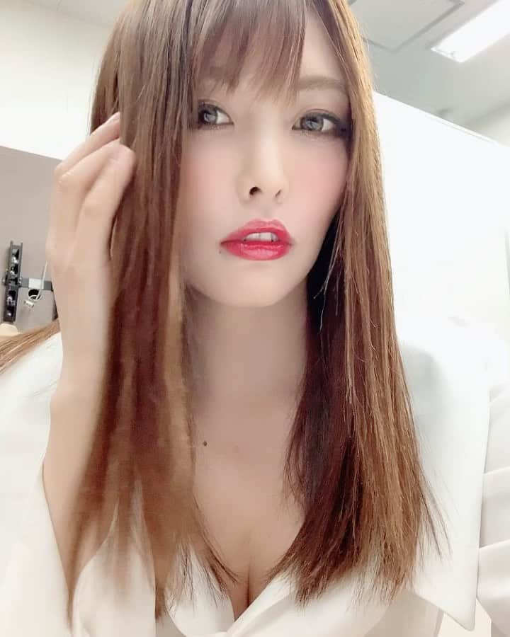 新村あかりのインスタグラム：「おはようえん🌺」