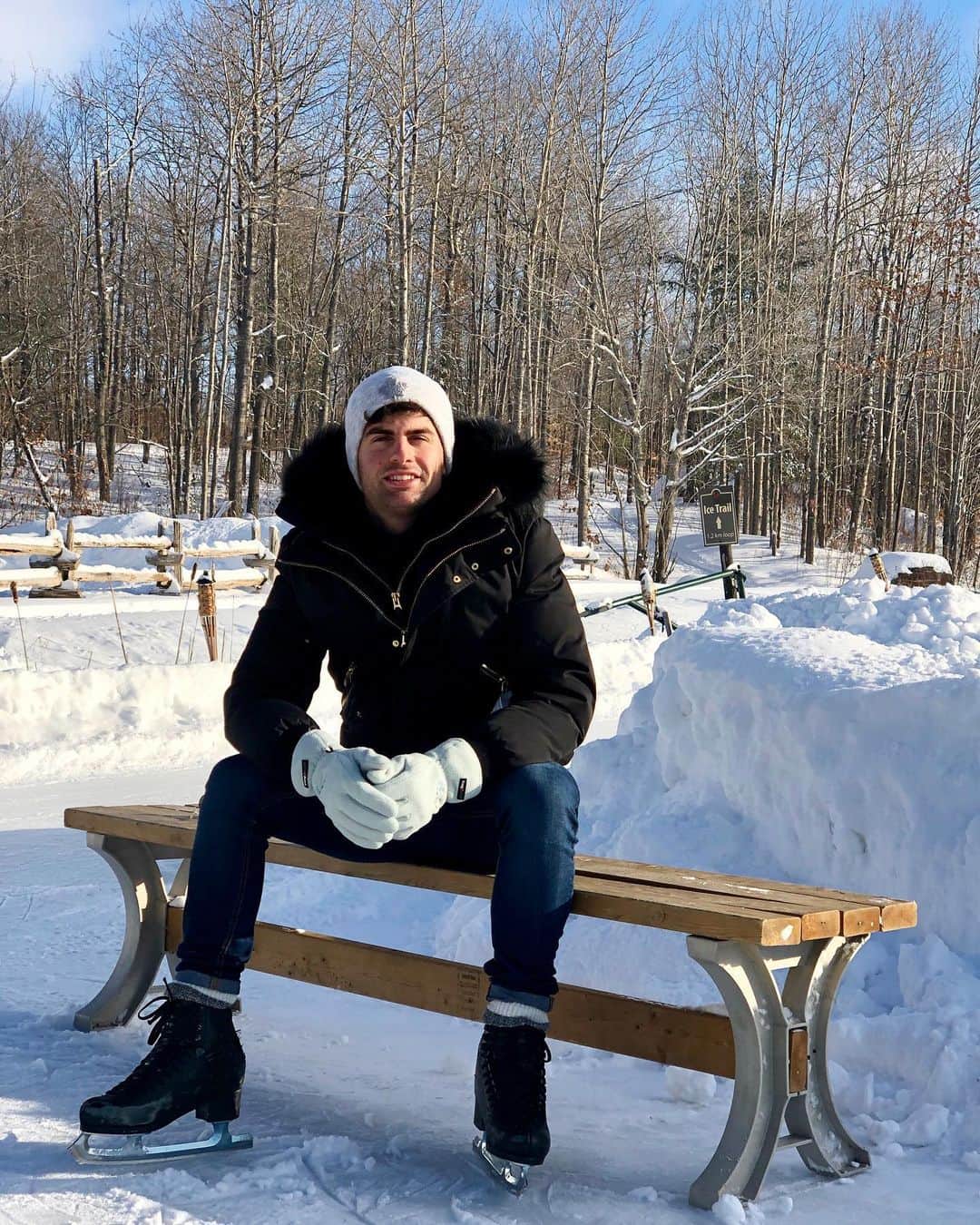 ハビエル・ラジャのインスタグラム：「Sunday fun-day skating outdoors ☀️⛸❄️🇨🇦」