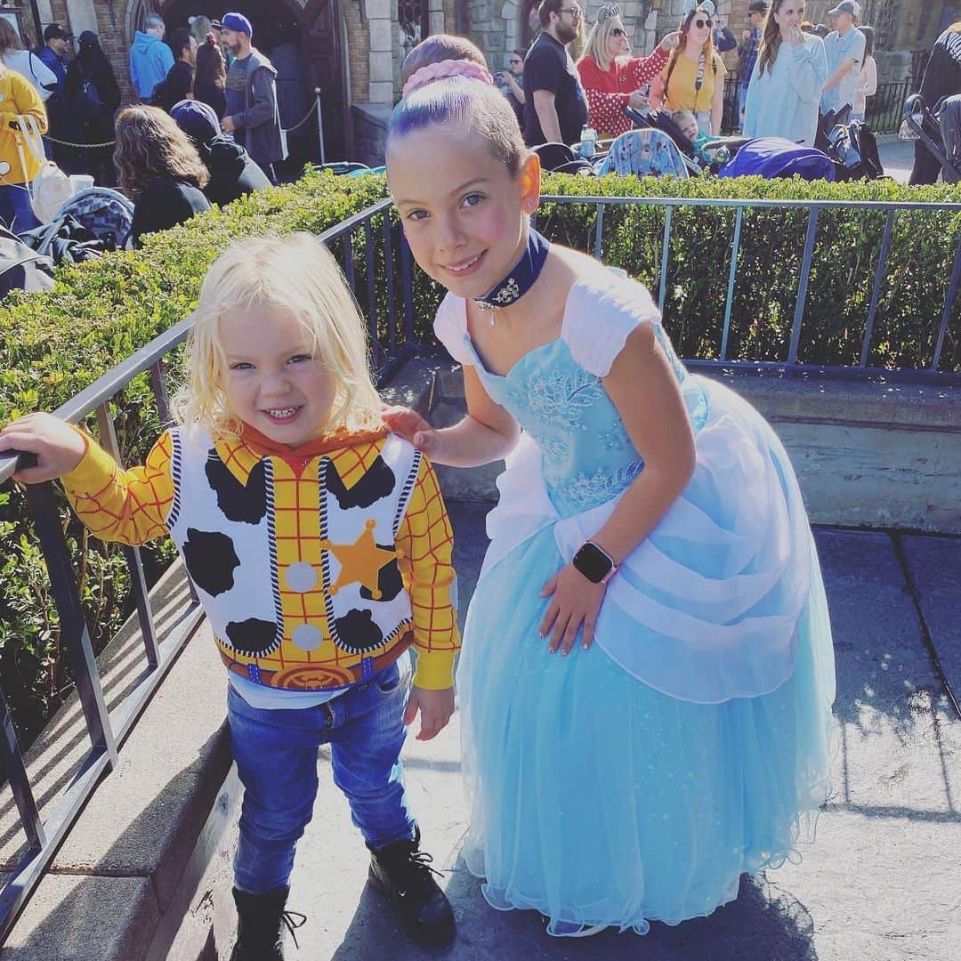 P!nk（ピンク）さんのインスタグラム写真 - (P!nk（ピンク）Instagram)「Proud Mama. 🥰 Why does she look like she works there though? She legit looks like she’s being paid for this photo #ilovedisney」1月20日 6時33分 - pink