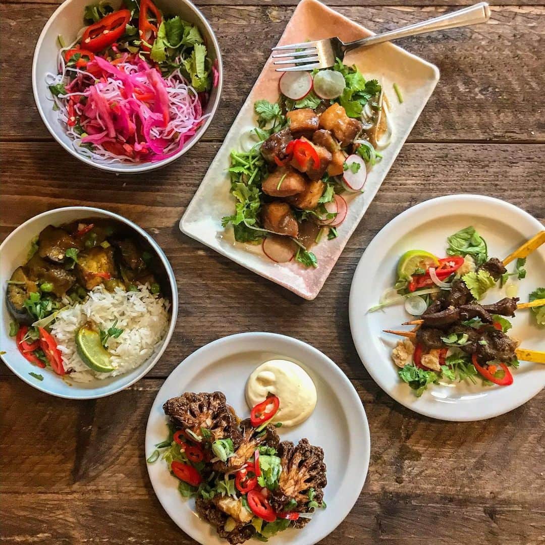 Eat With Steph & Coさんのインスタグラム写真 - (Eat With Steph & CoInstagram)「Pretty plates of Filipino food by @bongbongshackney featuring the most amazing abodo glazed cauliflower, great aubergine kare late and some satay duck heart skewers 🤩 Try these guys out for some Filipino vibes!!! #invite #filipinofood #philippines #spread #flatlay #cauliflower #healthyfood #curry #veggies #delicious #lunching #timeoutlondon」1月20日 6時34分 - eatwithsteph_ldn