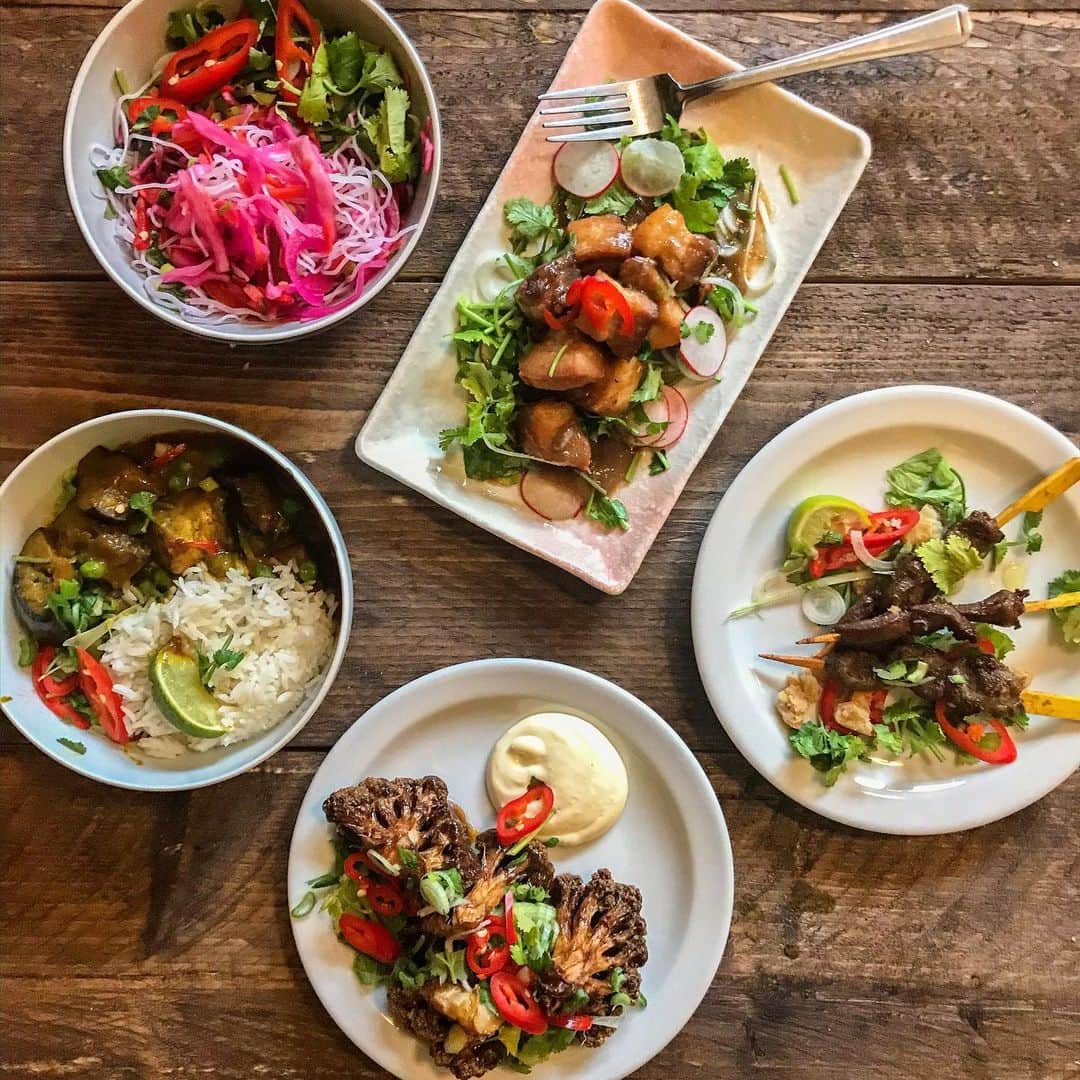 Eat With Steph & Coのインスタグラム：「Pretty plates of Filipino food by @bongbongshackney featuring the most amazing abodo glazed cauliflower, great aubergine kare late and some satay duck heart skewers 🤩 Try these guys out for some Filipino vibes!!! #invite #filipinofood #philippines #spread #flatlay #cauliflower #healthyfood #curry #veggies #delicious #lunching #timeoutlondon」