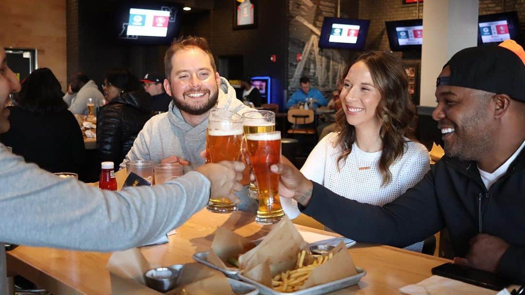 アンドリュー・ジョーンズのインスタグラム：「Wings, Football & Beer at my favorite Buffalo Wild Wings location in #atl #GetTheHabaneroWings #NFL #Playoffs #BWW #ad」