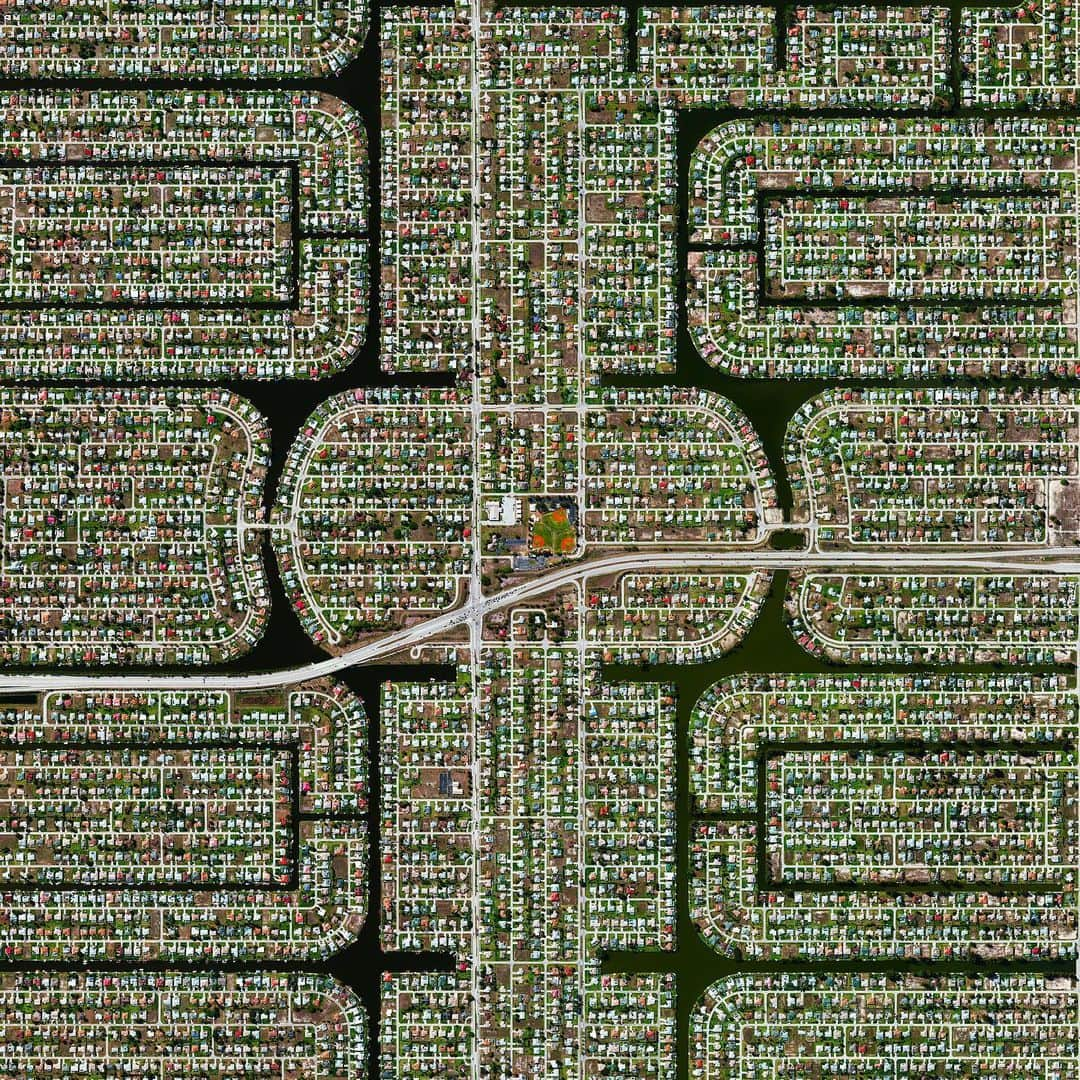 Daily Overviewさんのインスタグラム写真 - (Daily OverviewInstagram)「Because many cities in the state of Florida contain master-planned communities, often built on top of waterways in the latter half of the twentieth century, a number of intricate designs are visible from the Overview perspective. Here is one particular development in Cape Coral, a city with a population of nearly 190,000 people. Cape Coral is the largest city between Tampa and Miami and has more than 400 miles (640 km) of navigable waterways. /// Created by @dailyoverview, source imagery: @maxartechnologies」1月20日 6時52分 - dailyoverview