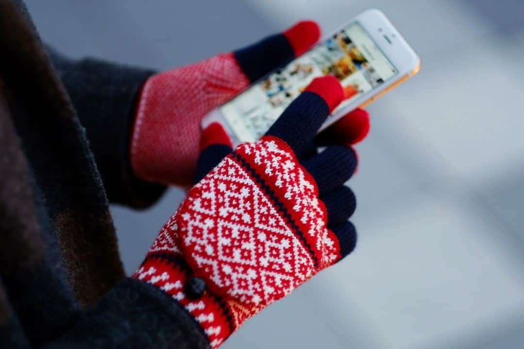 キナリノさんのインスタグラム写真 - (キナリノInstagram)「. スマホ操作も楽々。冬の必需品【スマートフォン対応手袋】カタログ . 手袋が欠かせない寒い季節。スマートフォン対応の手袋はもはやマストアイテムです。快適操作の手袋で、指先を冷やさない冬にしませんか？そこで、デザインも可愛いスマホ対応のおすすめ手袋をご紹介します♪ 画像は、フリーデザイン(@freedesign_jp)さんより。 . https://kinarino.jp/cat1/38319 . ▶︎こちらの記事はキナリノアプリのトップページで掲載中です。 ▶︎ダウンロードはプロフィールリンクから(@kinarino_official) . #手袋 #EVOLG #スマートフォン #ミトン #冬ファッション #ファッション #冬支度 #冷え性 #プレゼント #贈り物 #fashion #ootd #instafashion #丁寧な暮らし #暮らし #キナリノ」1月20日 7時00分 - kinarino_official