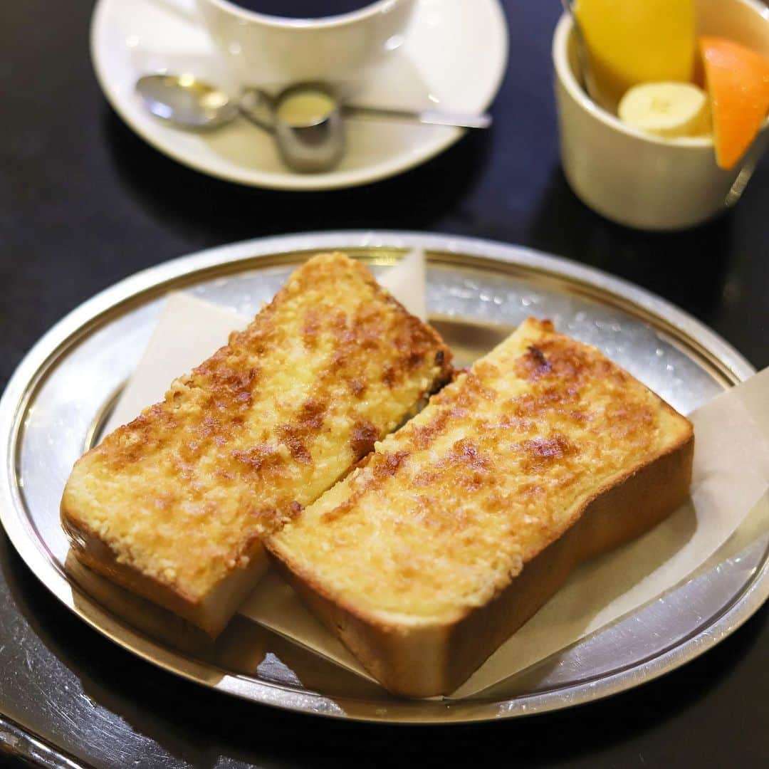 きょん。さんのインスタグラム写真 - (きょん。Instagram)「. .  茶房大陸  姫路最古の 喫茶店にもありました アーモンドトースト。  いつでも オーダー出来て フルーツ付☀︎ .  この厚み たまらんなー。。🤤 #茶房大陸 #breakfast#coffee#アーモンドトースト」1月20日 7時06分 - kyon_tokiiro
