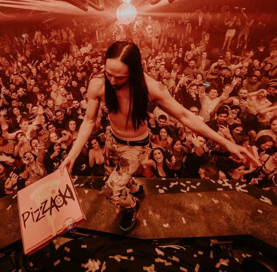 スティーヴ・アオキさんのインスタグラム写真 - (スティーヴ・アオキInstagram)「When @pizzaoki arrives to the club. Where else should we open #pizzaoki?」1月20日 7時11分 - steveaoki