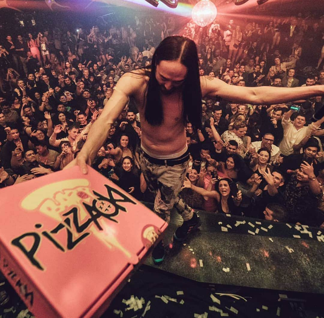 スティーヴ・アオキさんのインスタグラム写真 - (スティーヴ・アオキInstagram)「When @pizzaoki arrives to the club. Where else should we open #pizzaoki?」1月20日 7時11分 - steveaoki