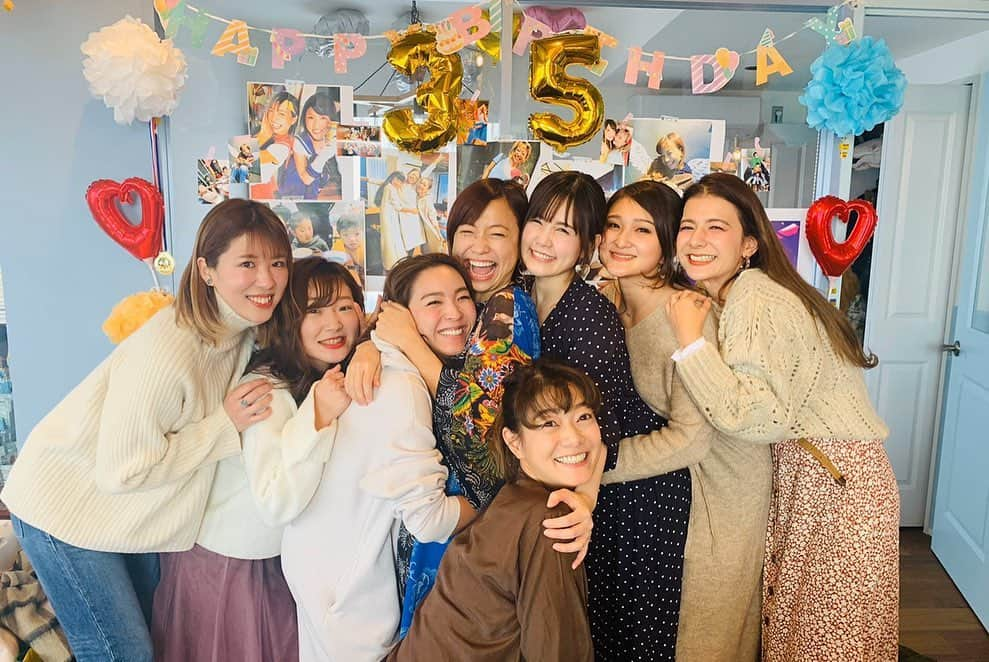 スザンヌさんのインスタグラム写真 - (スザンヌInstagram)「愛しのルカハッピーハッピーバースデー🎊🎈🎉🎂🥳❤️﻿ ﻿ 到着してお家に入って🏠﻿ クラッカー🎉のタイミングで﻿ 大号泣してくれるから←（こんなに可愛いく嬉し泣きしてくれる人他に知らない😂❤️）﻿ 年齢を重ねるとともに涙腺が弱くなる我々はまとめてもらい泣き😂﻿ 笑﻿ ﻿ るか改めてお誕生日おめでとう❤️﻿ お祝いさせてくれてありがとう🤤﻿ ﻿ 熊本に住んでるのかなぁってくらい、誰かの誕生日やイベント毎に（そうじゃなくても😊）﻿ 新幹線🚅で駆けつけてくれて、﻿ 一緒にいろーんなこと経験して﻿ 楽しんでくれて子ども同士も仲良しで、大人になってからこんな最高なお友達が出来て幸せです🤤﻿ ﻿ だーいすき❤︎﻿ ﻿ だいすきたちとだいすきな人をお祝いできたのもまた幸。﻿ ﻿ ﻿ ﻿ さぁ、月曜日のはじまり😍﻿ 今日も楽しみながら頑張ろう💪」1月20日 7時18分 - suzanneeee1028