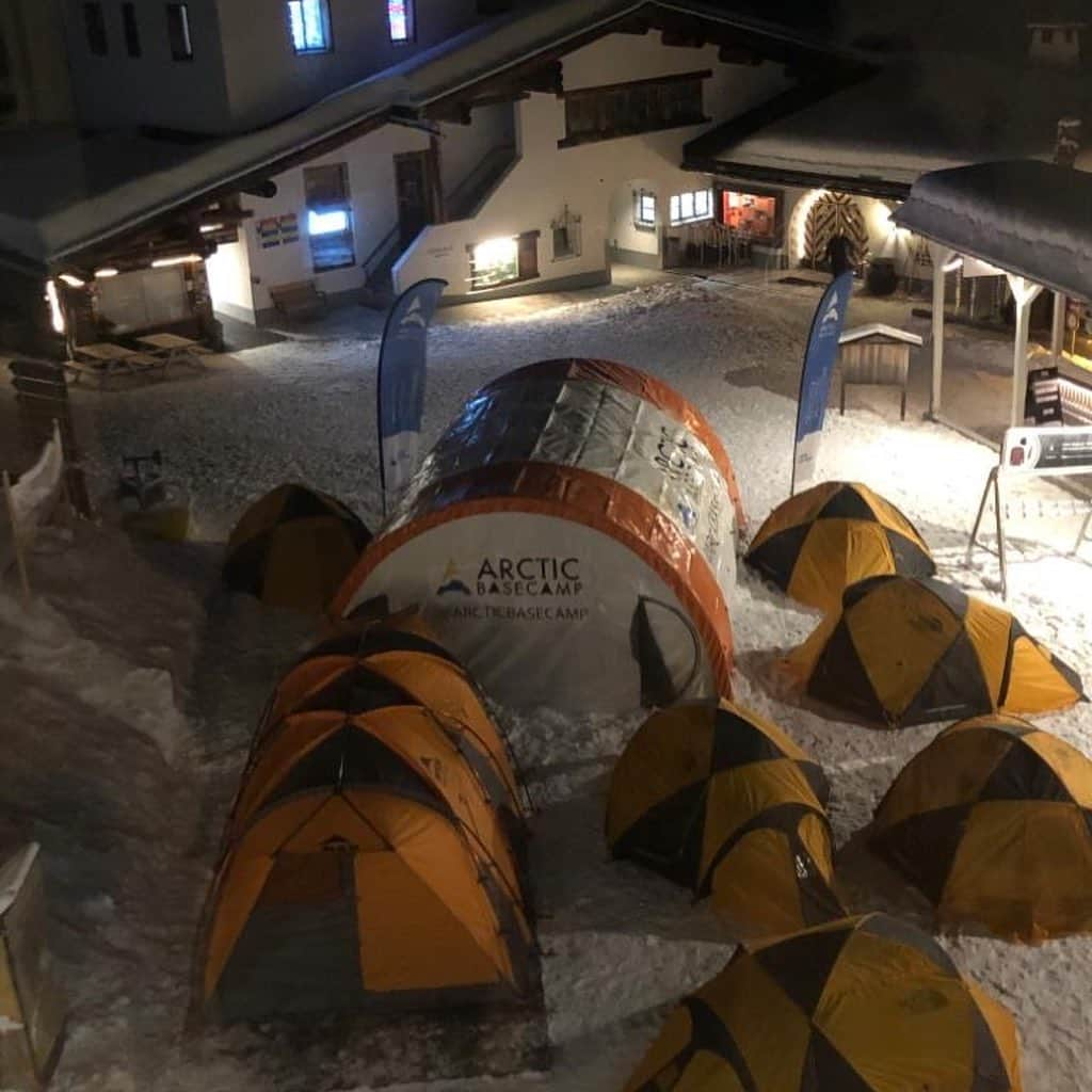 レイン・ウィルソンさんのインスタグラム写真 - (レイン・ウィルソンInstagram)「Starting our sojourn in Davos - just outside the World Economic Forum with @arctic.basecamp - SPEAKING SCIENCE TO POWER. Big announce at 2 pm Swiss time. #unitebehindthescience - Also IT IS YOUR BIRTHDAY, me. It is my birthday on Monday. Raising money for Arctic basecamp on my FB and will be live streaming both there and here. The climate change issues are science-based ones, they are not political.  Simply ask any scientist!(not an opinion-news journalist or some guy on social media or on a message board.) Humanity has its next great challenge in front of it and it will take every last one of us to overcome it. We all pulled together to rebuild Europe with the Marshall Plan, The New Deal got us out of the Great Depression and we united to stop DDT and HCFCs from destroying the food chain and the ozone layer respectively. We can do this - but it needs to be the top priority of every corporation, government and human being. (Note: I flew commercial plus trains plus I’m sleeping in a tent. A top anti-science talking point is sneering eye-rolling at Hollywood Hypocrisy. It sucks, yes, but has ZERO to do with the science behind climate change.) #AskAScientist #Science #wef20 #ClimateCrisis https://arcticbasecamp.org @worldeconomicforum」1月20日 7時28分 - rainnwilson