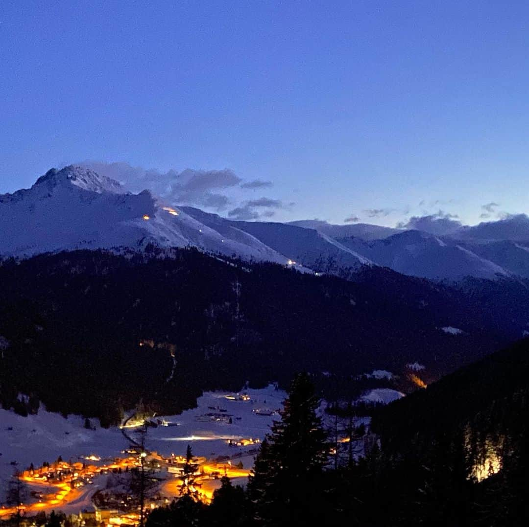 レイン・ウィルソンさんのインスタグラム写真 - (レイン・ウィルソンInstagram)「Starting our sojourn in Davos - just outside the World Economic Forum with @arctic.basecamp - SPEAKING SCIENCE TO POWER. Big announce at 2 pm Swiss time. #unitebehindthescience - Also IT IS YOUR BIRTHDAY, me. It is my birthday on Monday. Raising money for Arctic basecamp on my FB and will be live streaming both there and here. The climate change issues are science-based ones, they are not political.  Simply ask any scientist!(not an opinion-news journalist or some guy on social media or on a message board.) Humanity has its next great challenge in front of it and it will take every last one of us to overcome it. We all pulled together to rebuild Europe with the Marshall Plan, The New Deal got us out of the Great Depression and we united to stop DDT and HCFCs from destroying the food chain and the ozone layer respectively. We can do this - but it needs to be the top priority of every corporation, government and human being. (Note: I flew commercial plus trains plus I’m sleeping in a tent. A top anti-science talking point is sneering eye-rolling at Hollywood Hypocrisy. It sucks, yes, but has ZERO to do with the science behind climate change.) #AskAScientist #Science #wef20 #ClimateCrisis https://arcticbasecamp.org @worldeconomicforum」1月20日 7時28分 - rainnwilson