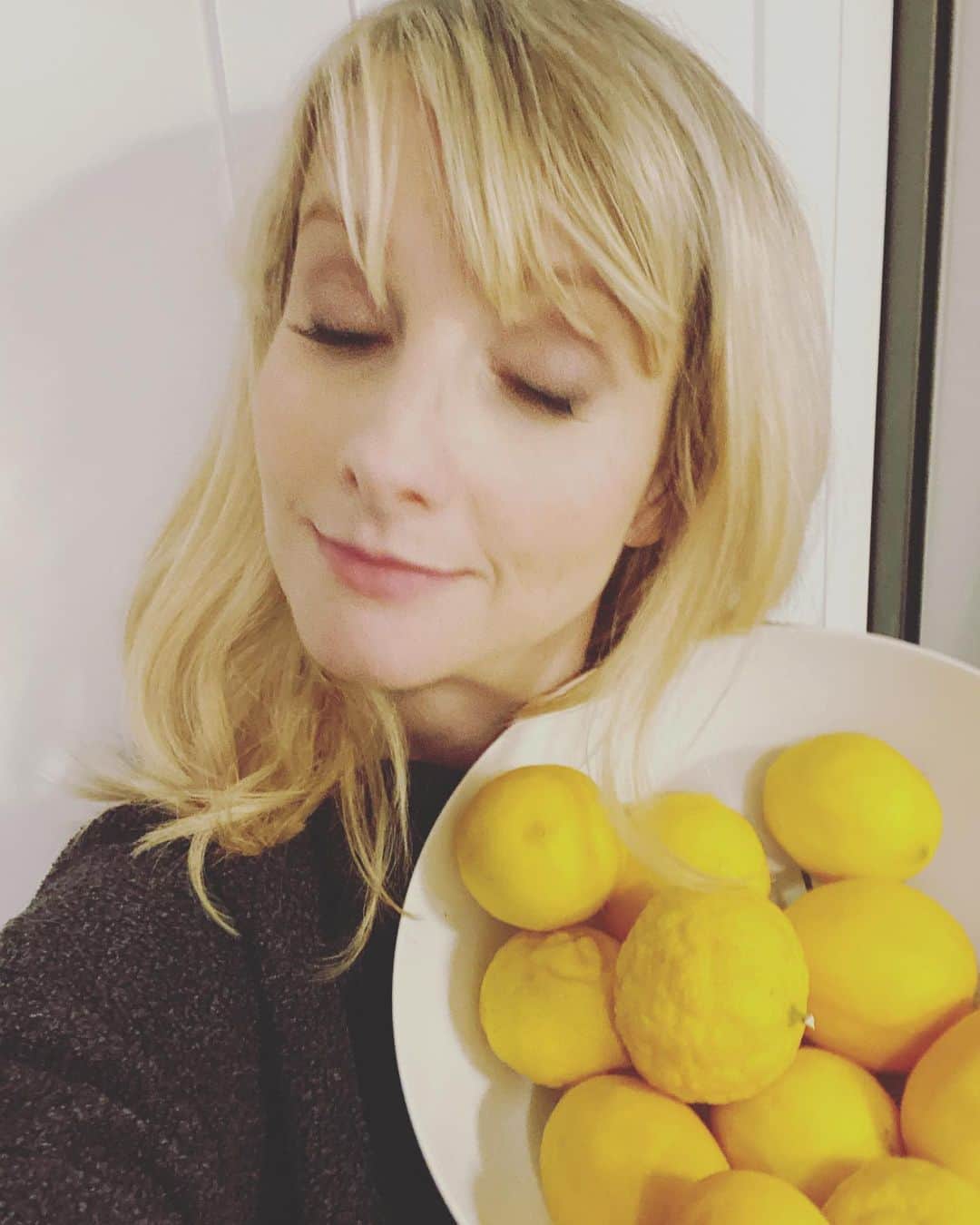 メリッサ・ラウシュのインスタグラム：「I told myself I wasn't going to waste time taking multiple pics when taking a selfie for IG, so here you go....my first and only pic. Nailed it. Had a bunch of lemons from a tree in my yard so decided to make some LEMON COOKIES!  Here's the recipe (they happen to be #GlutenFree and #Vegan (unless you decide to top them with spaghetti and meatballs in which case they would be #neither...your call)! Ingredients: 2 cups almond flour  1 cup oat flour  1/4 cup coconut sugar 1 tsp baking powder pinch of salt (if you have a big pincher take it easy) Zest of two lemons 1/4 cup fresh lemon juice (May I recommend you use the juice from the lemons you zested so that you're not wasting lemons. Plus, I find the lemons look sad and angry after they've been zested, so I feel like juicing them afterward gives them a sense of purpose and makes them calm down) 1 tablespoon vanilla extract  2 tablespoons maple syrup 1 tablespoon coconut oil (melted) Mix dry ingredients, then when they get sick of each other and want to liven things up, add the wet ingredients. They'll welcome the change of texture. Am I aware that I keep anthropomorphizing food? Yes, and get off my junk before I send a zested lemon to teach you a lesson. Mix it all together until it forms a big ball of sticky dough. Put in the fridge for about an hour. Not going to tell you what to do with that hour other than preheat the oven at some point to 350 and spend some time thinking about how you judged me a couple sentences back. After an hour, use a cookie scoop or a tablespoon and place dough on a baking sheet. Bake for about 10-15-ish minutes. You're going to have to do you here because I forgot to time it exactly. Take them out and enjoy. Unless you don't enjoy lemon, in which case you will absolutely hate themm! *I realize I have an extra "m" in "them" - but I also told myself I won't waste time fixing typos, so it's staying as is.」