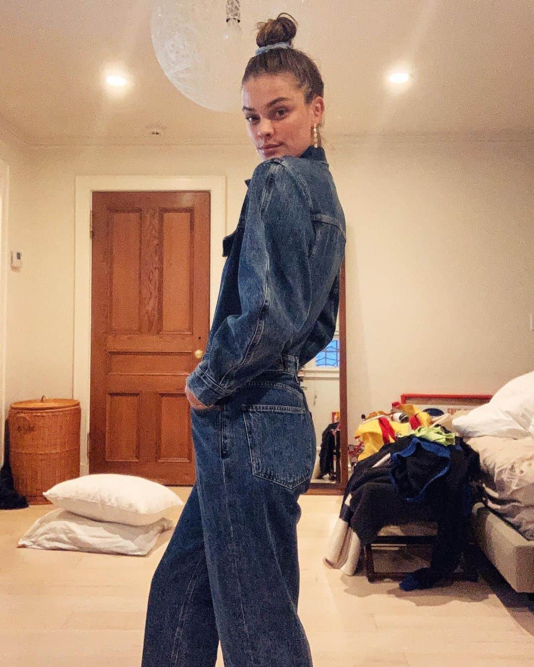 ニーナ・アグダルさんのインスタグラム写真 - (ニーナ・アグダルInstagram)「Ever created eye contact with someone thru the crack at a public bathroom stall while wearing a jumpsuit? If yes — i feel you and were in this together.」1月20日 7時34分 - ninaagdal