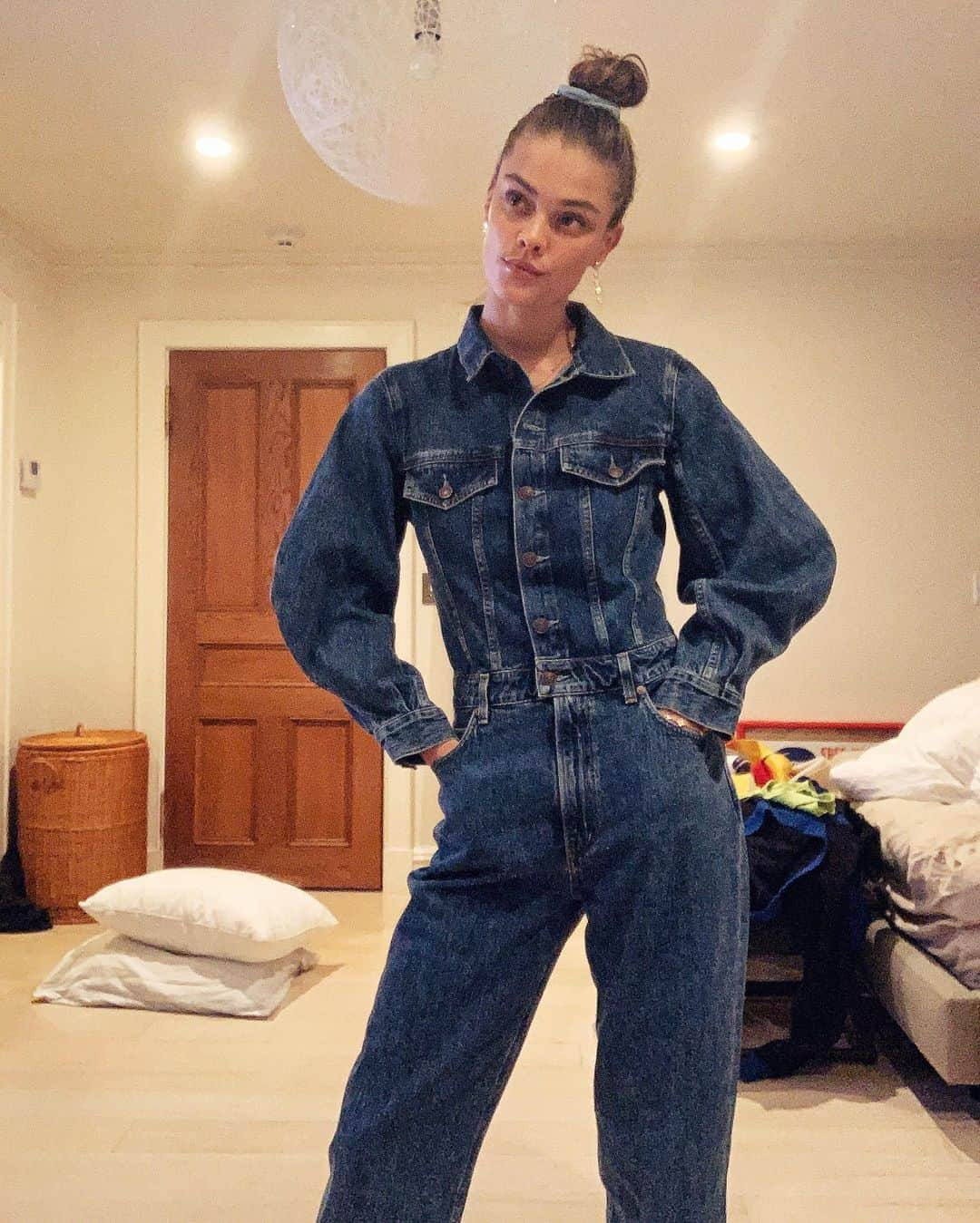 ニーナ・アグダルさんのインスタグラム写真 - (ニーナ・アグダルInstagram)「Ever created eye contact with someone thru the crack at a public bathroom stall while wearing a jumpsuit? If yes — i feel you and were in this together.」1月20日 7時34分 - ninaagdal