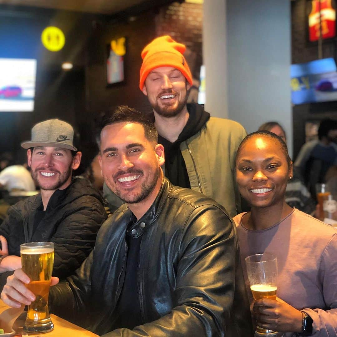 ジョッシュ・マレーさんのインスタグラム写真 - (ジョッシュ・マレーInstagram)「Who do y’all have going to the Super Bowl this year?? Over here watching the games @bwwings #ad and the atmosphere is insane!  My boy Charley can’t even open his eyes bc he’s so nervous for his team 😂 Time for some more wings and to attempt this Blazin’ Challenge 🔥Wish me luck ...」1月20日 7時47分 - joshmurray11