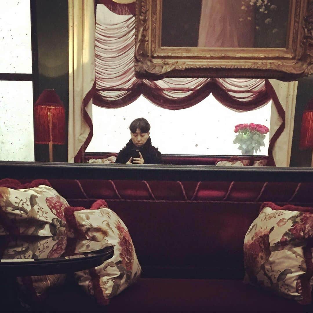 のインスタグラム：「隠れ家的なホテルのバーでティータイム🍵  #teatime #weekend #sundayafternoon #paris #selfie #selfportrait #ティータイム #パリ #パリ散歩 #パリところどころ #ウィークエンド #パリ生活 #海外生活 #セルフィー #セルフポートレート #刈り上げ女子」