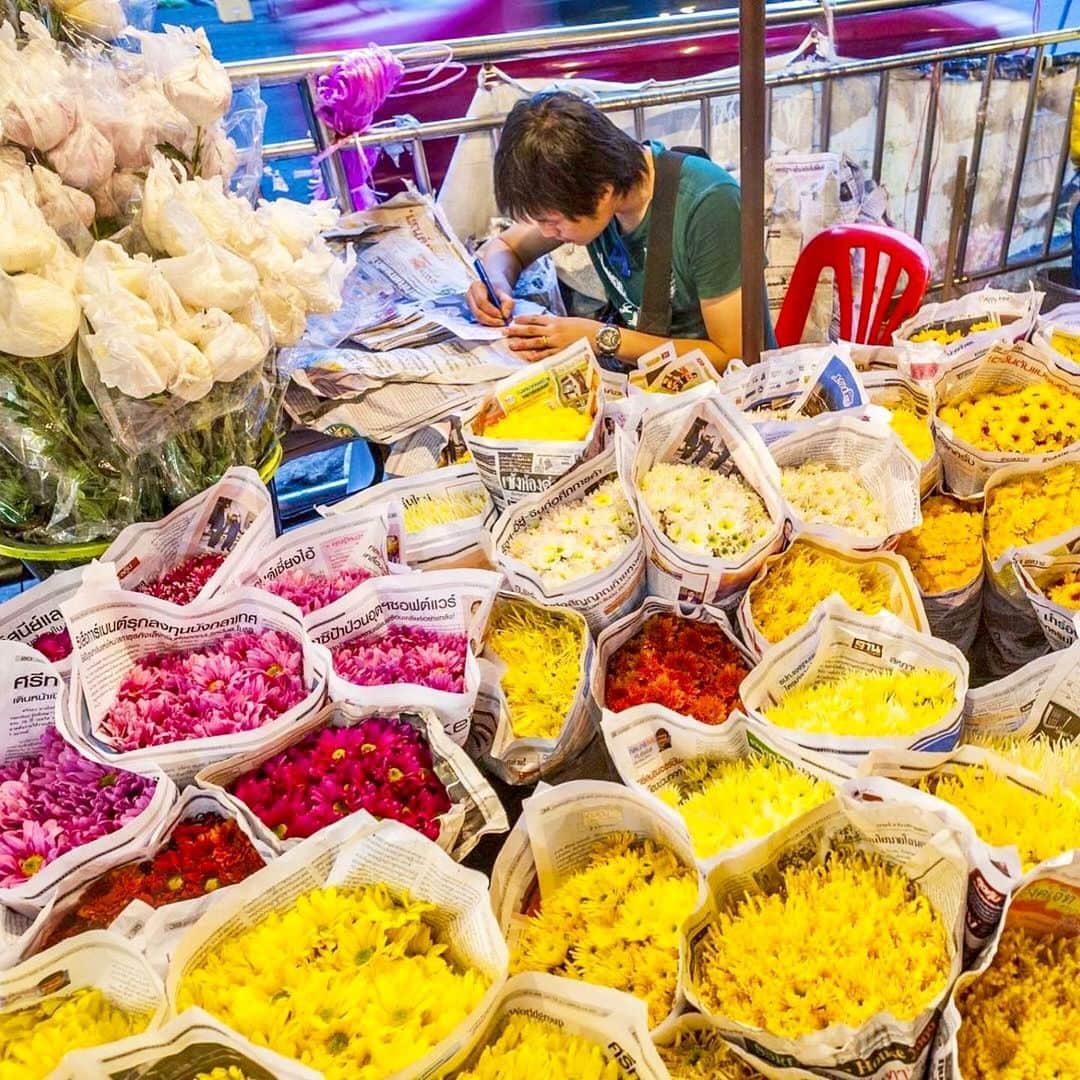 タイ国政府観光庁さんのインスタグラム写真 - (タイ国政府観光庁Instagram)「・ ／﻿ バンコクにある生花市から﻿ おはようございます☀️﻿ ＼﻿ ﻿ 「パーククローン花市場」は、通りの両脇に100軒ほどの花屋が並び、ジャスミンや蓮の花、蘭などのタイらしい花々や、寺院にお供えするための花飾りを見ることができます💐﻿ ﻿ 今週も1週間がんばりましょう😊﻿ ﻿ #今週も頑張ろう #タイ #バンコク #パーククローン花市場 #フラワーマーケット #花市場 #ジャスミン #蓮  #花のある風景 #こんなタイ知らなかった #もっと知りタイ #タイ旅行 #バンコク旅行 #ファインダー越しの私の世界 #花のある暮らし #花好きな人と繋がりたい #旅好きな人と繋がりたい #旅行好きな人と繋がりたい #海外旅行  #thailand #bangkok #pakkhlongtalat #flowermarket #amazingthailand #thailandtravel #thailandtrip #thai #thaistagram #lovethailand #localexperience」1月20日 7時56分 - amazingthailandjp