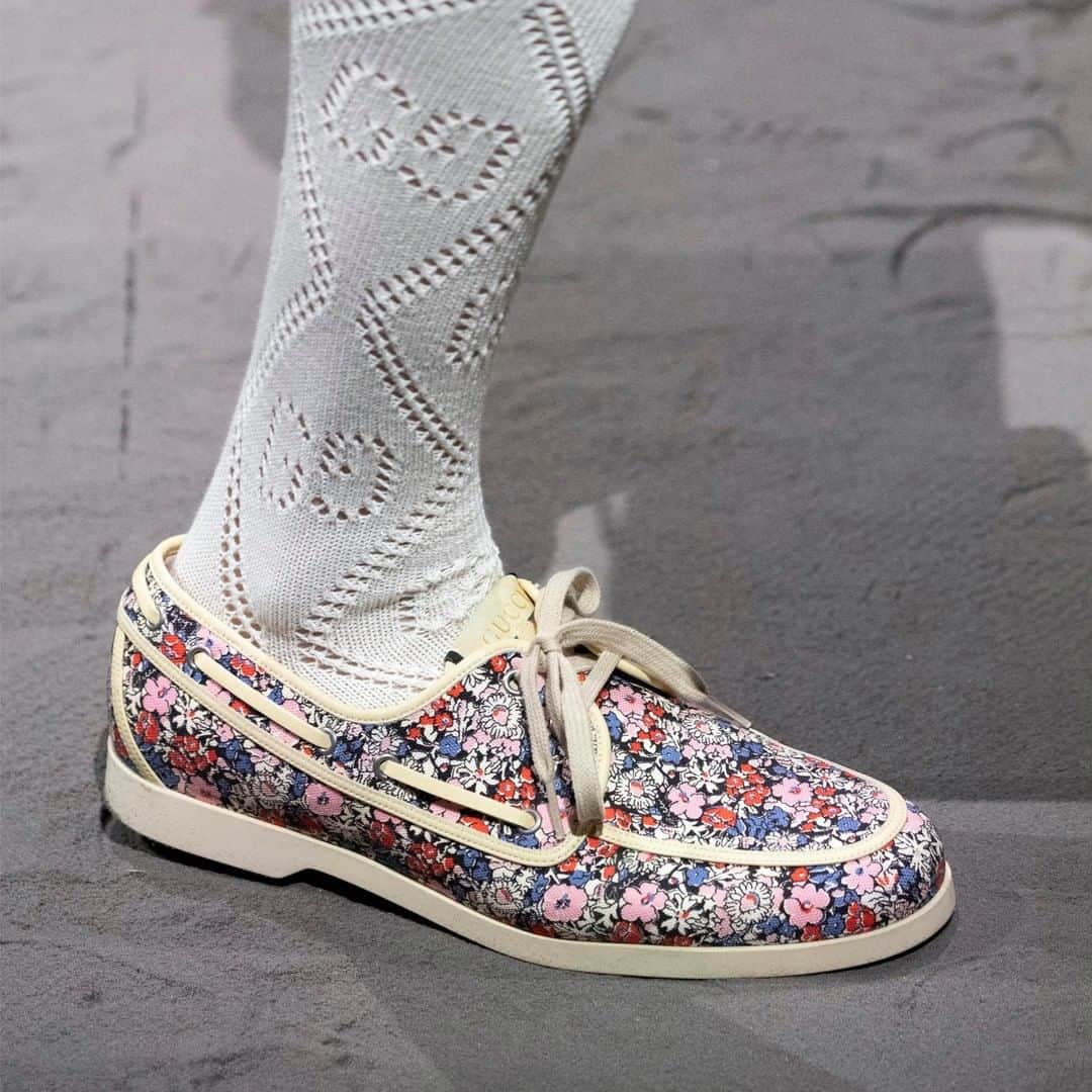 グッチさんのインスタグラム写真 - (グッチInstagram)「Designs inspired by running shoes, floral prints by @libertylondon and cut-out details define the shoes’ lineup from #GucciFW20 by @alessandro_michele. Discover more through link in bio. #GucciUltrapaceR #GucciPrincetown #AlessandroMichele #mfw #ravelikeyouarefive」1月20日 8時00分 - gucci