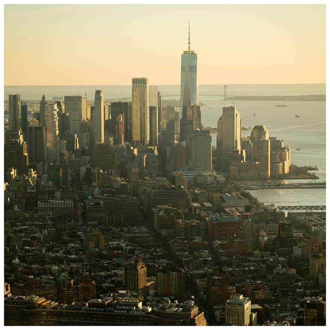 コーチさんのインスタグラム写真 - (コーチInstagram)「A new perspective. Photographer @stevesweatpants captures the new view of downtown from New York's soon-to-be-opened @edgenyc. At more than 1100 feet high, the sky really is the limit. #CoachSS20 #CoachNY」1月20日 8時01分 - coach