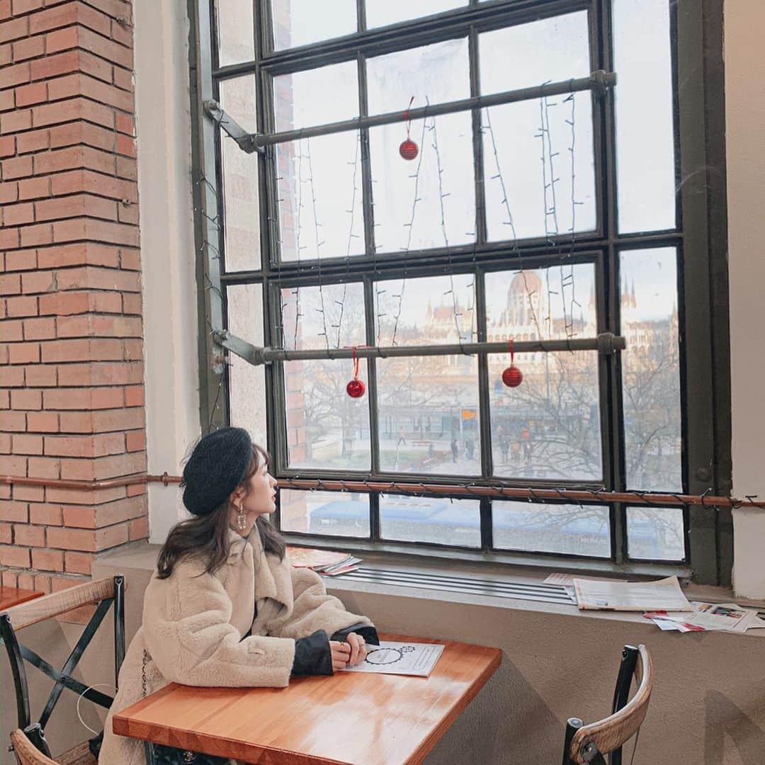 郭圈圈さんのインスタグラム写真 - (郭圈圈Instagram)「#LeainBudapest #布達佩斯咖啡廳 到每個城市都喜歡找舒服的咖啡廳☕️這間滿特別的，是位於在一個漂亮建築的二樓，建築本身是一個小商場（賣有的沒的）～這間咖啡廳顯得很突兀♥️ / 從窗邊座位還可以看到國會大廈～超美～而且外面超冷所以在裡面顯得更溫暖🥰 \ 這間咖啡廳位於 #布達，也就是 #漁夫堡 這邊，大家可以把行程安排在一起～ / 我們這天會來是因為為了之後要去搭船遊 #萊茵河～集合地點在布達這邊，就這樣安排（可以參考前三篇，是按照順序發文的） \ 自由行就是這麽free～時間幾乎可以自己掌控，只是⋯行程、路線要自己安排、路要自己走🤣 / 最後一張標題是⋯增高的方法 . . . . . . . . #lea_hungary#budapest#匈牙利#布達佩斯#budapesttravel #Parliament#ootd#popdailybudapest#stylelook#chanelBag#lea_outfit#ootd#budapeststyle#chainbridge#szechenyilanchid#國會大廈#咖啡廳#cafe#cosycafe#coffeetime」1月20日 8時09分 - helloiamlea