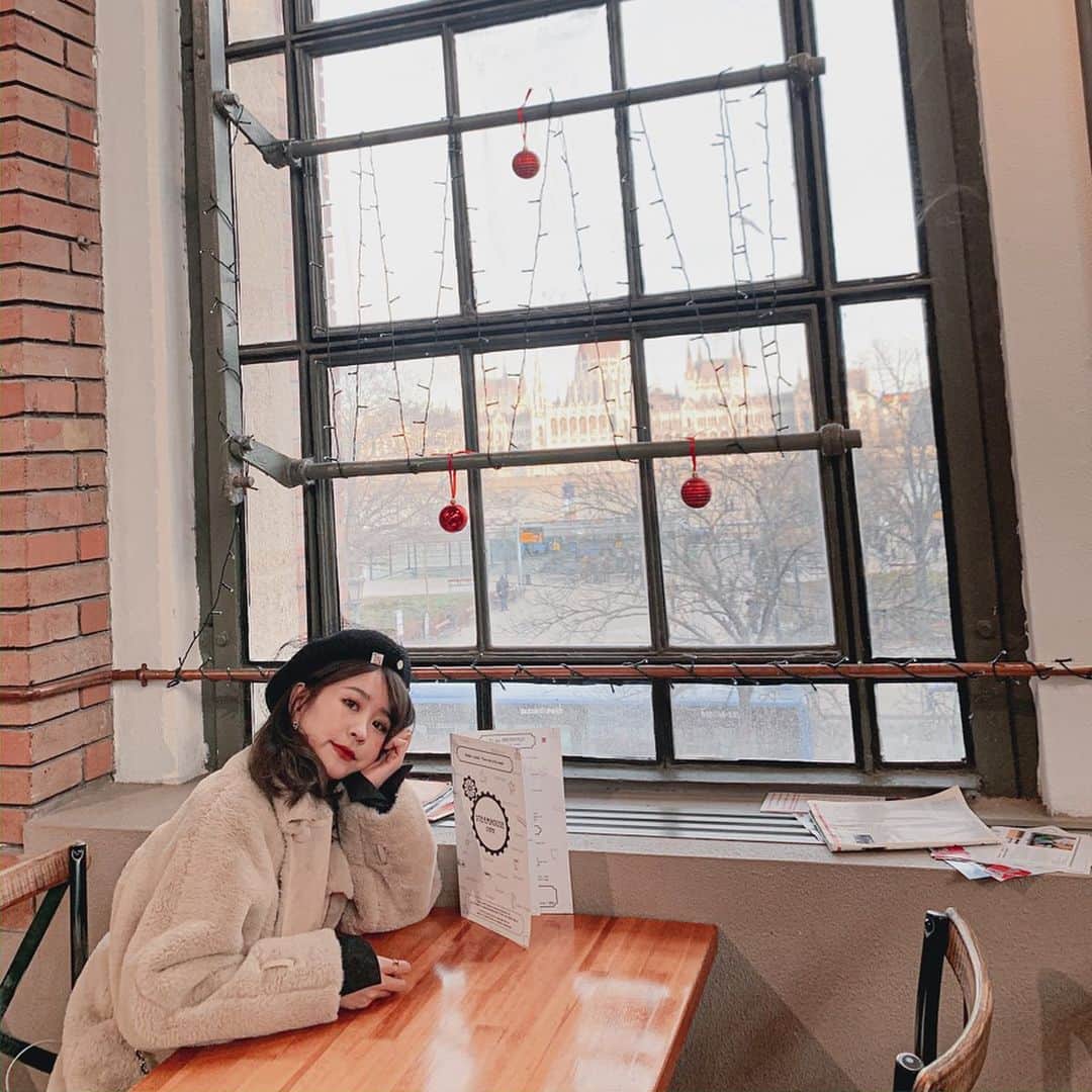 郭圈圈さんのインスタグラム写真 - (郭圈圈Instagram)「#LeainBudapest #布達佩斯咖啡廳 到每個城市都喜歡找舒服的咖啡廳☕️這間滿特別的，是位於在一個漂亮建築的二樓，建築本身是一個小商場（賣有的沒的）～這間咖啡廳顯得很突兀♥️ / 從窗邊座位還可以看到國會大廈～超美～而且外面超冷所以在裡面顯得更溫暖🥰 \ 這間咖啡廳位於 #布達，也就是 #漁夫堡 這邊，大家可以把行程安排在一起～ / 我們這天會來是因為為了之後要去搭船遊 #萊茵河～集合地點在布達這邊，就這樣安排（可以參考前三篇，是按照順序發文的） \ 自由行就是這麽free～時間幾乎可以自己掌控，只是⋯行程、路線要自己安排、路要自己走🤣 / 最後一張標題是⋯增高的方法 . . . . . . . . #lea_hungary#budapest#匈牙利#布達佩斯#budapesttravel #Parliament#ootd#popdailybudapest#stylelook#chanelBag#lea_outfit#ootd#budapeststyle#chainbridge#szechenyilanchid#國會大廈#咖啡廳#cafe#cosycafe#coffeetime」1月20日 8時09分 - helloiamlea