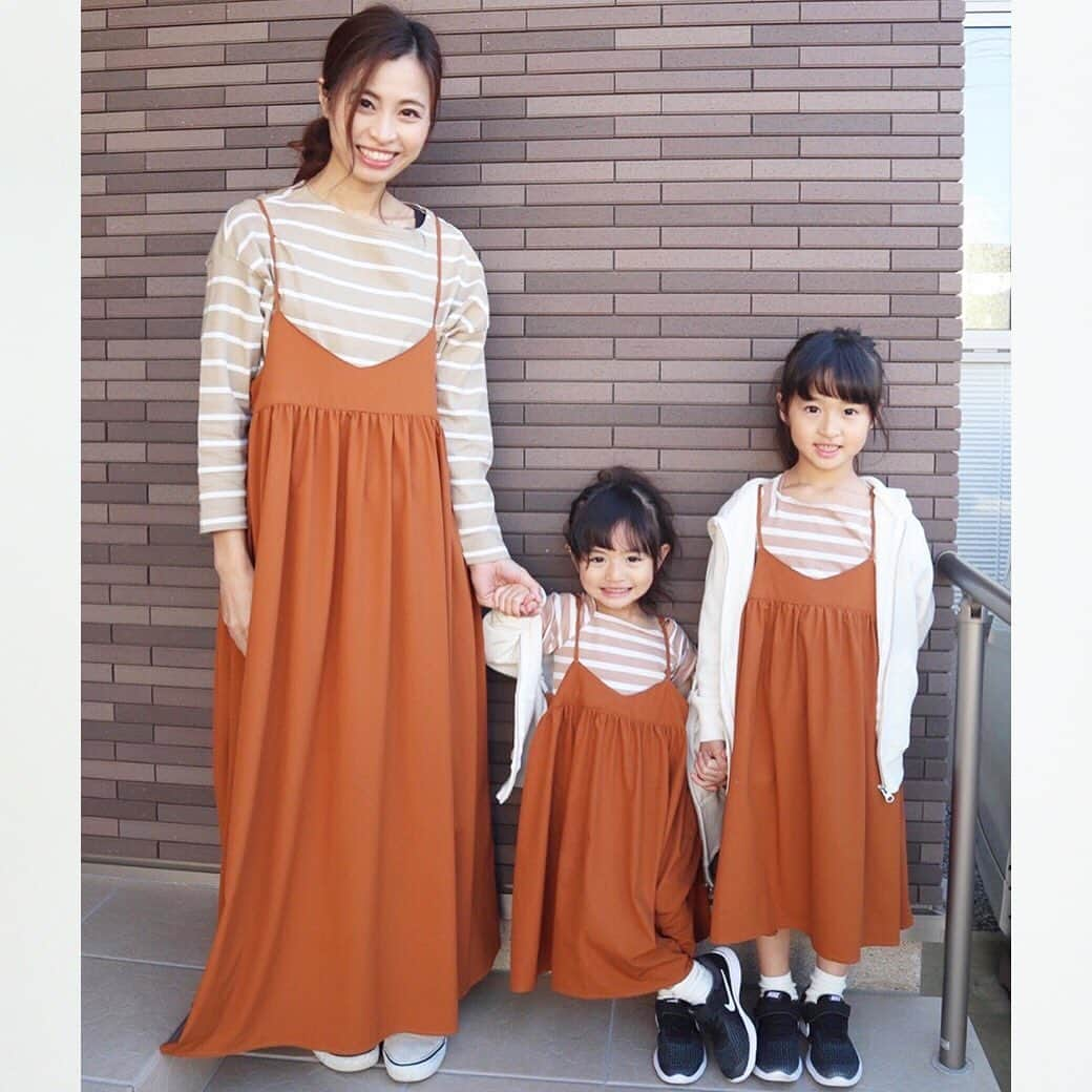 かわいいベビー服・子供服Babychuさんのインスタグラム写真 - (かわいいベビー服・子供服BabychuInstagram)「【着るだけでオシャレ親子💖新作キャミジャンスカ】 . ママサイズあり👩 新作早くも大好評のお揃い服👑 . 🧚‍♀️ボリュームキャミジャンスカ ♠︎color:ブラック／キャメル ♣︎90〜110サイズ：4,000円+tax ♣︎ママサイズ：5,500円+tax . たっぷりのギャザーでふんわり可愛い😍キャミジャンスカ🎵 トップスを合わせるだけで簡単におしゃれできちゃう😽 テロンとした素材で動くたびヒラヒラとしたシルエットに🌸 . . ママサイズはいつもすぐに売りきれちゃうので😅気になる方は今すぐGETを❤️ . . プロフィール欄のURLから、べびちゅHPへGO💨 . . #新作 #ワンピース #otonato #親子おそろい #ママとおそろい  #リンクコーデ #おそろいコーデ #べびちゅ #babychu #ig_kidsphoto #ig_babyphoto #かわいい #子供服 #ベビー服 #親バカ部 #女の子 #男の子 #娘 #息子 #赤ちゃん #ベビーコーデ #キッズコーデ #ベビーファッション #キッズファッション #出産祝い #baby #babychujp」1月20日 8時39分 - babychu2014