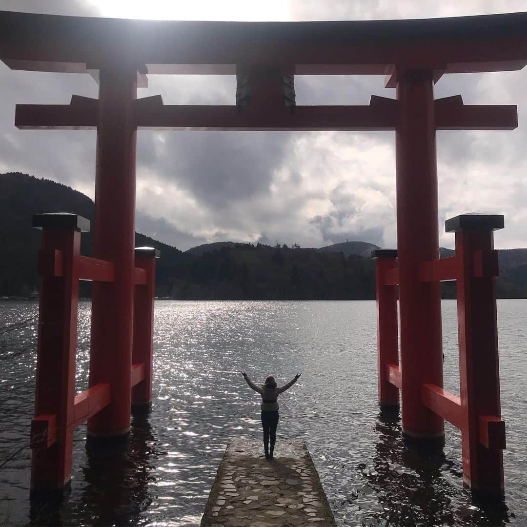 Eliana Michaelichin Bezerraのインスタグラム：「Somos pequenos diante de Deus, da natureza. É preciso ter humildade e gratidão sempre. Diante desta imensidão parei para respirar fundo, me conectar e agradecer por tudo. Quando pequena, ainda na casa do zelador, deitava no quarto e colocava meu ouvido no chão para escutar o que acontecia do outro lado do planeta terra, para ouvir os japoneses (rsrsrs). Coisas do imaginário infantil. Anos depois, realizar um sonho de criança, poder viajar para o outro lado do mundo, e ainda estar com a minha família, ver meus pequenos Arthur e Manuela com saúde vivenciando cada instante ao nosso lado, meu e do Adri,  é benção, é muito emocionante pra mim. NUNCA DESISTAM DOS SEUS SONHOS (é clichê mas tbm é real). Tudo é possível naquele que crê... Tenham todos uma semana de paz, amor e um beijo na família. #japao #mariapassanafrente #obrigadasenhor #sonhorealizado #saude #fé #amor #familia #Deus」