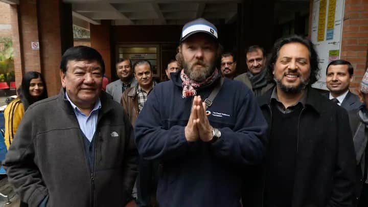 ジョエル・エドガートンのインスタグラム：「The entire 500+ staff at this Nepalese hospital just donated one days wages each towards the Australian BushFire appeal!!! I was in Nepal last week in my role as an Ambassador for @fredhollows. Australians and The Fred Hollows Foundation have been supporting Nepal for more than two decades including after the devastating 2015 earthquake. In honour of this amazing friendship the more than 500 staff at Tilganga Institute of Ophthalmology have decided to donate a day’s wages to The Fred Hollows Foundation to pass on to the Australian Bushfire Appeal. This is an incredible display of generosity and support.  #DrSandukRuit #TilgangaInstituteofOpthamology」