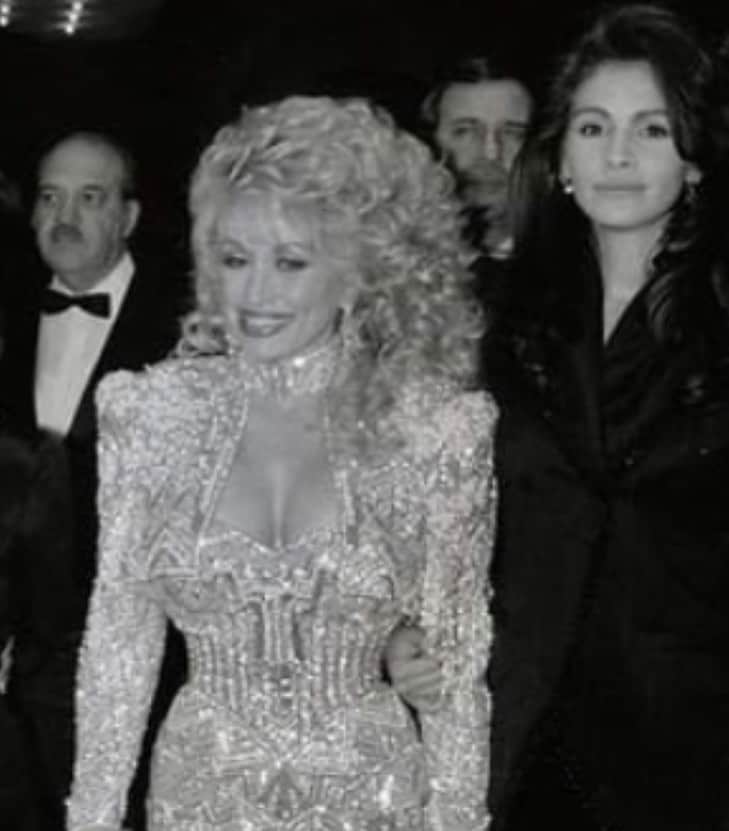 ジュリア・ロバーツのインスタグラム：「Happy Birthday to the always ✨Dazzling ✨ Dolly! The best in the game, always. 🙌🏼🎂♥️」