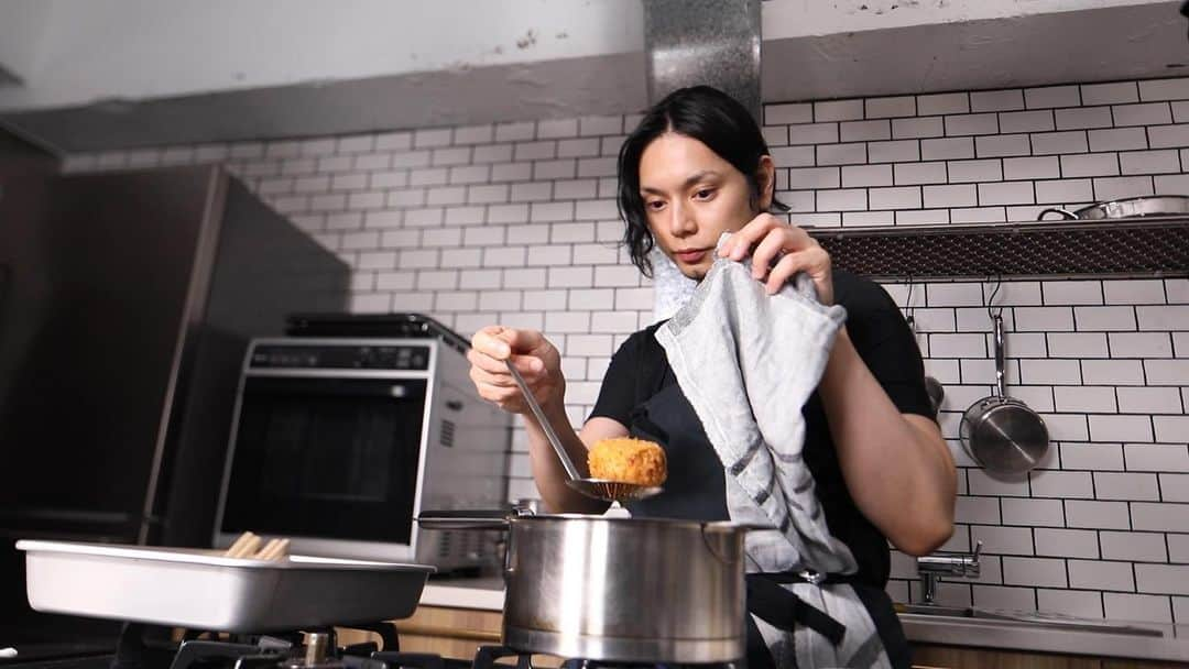 水嶋ヒロさんのインスタグラム写真 - (水嶋ヒロInstagram)「Hiro-Meshi ☺︎ #10 How To Cook “NIKUJAGA CROQUETTE” Japanese Home-Style Cooking. Link in Bio. #NewEpisode #10 #Uploaded #新エピソード #更新 #youtubechannel #hiromizushima #hiromeshi #ヒロメシ #水嶋ヒロ #肉じゃがコロッケ #nikujagacroquette  #japanesehomestylecooking #家庭料理 #初心者 #beginner #BANZAIJAPAN #music」1月20日 8時54分 - hiro_mizushima_official