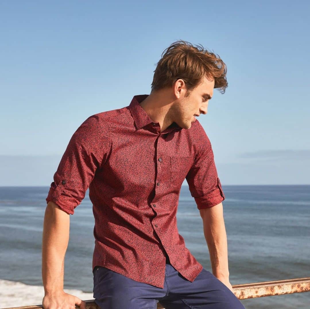 ペリーエリスのインスタグラム：「Sleek and versatile, our stylish floral print roll sleeve shirt is easy to dress up or down. #LifeReadySince1976」