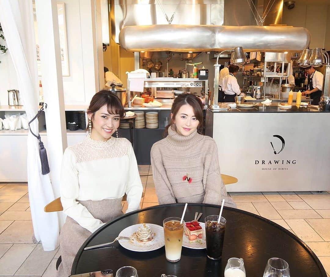 吉田奈央さんのインスタグラム写真 - (吉田奈央Instagram)「またまたモンブラン🌰笑 ＊  無性に食べたくなり、なほちゃんをお誘い😳💓 ＊  やっぱり美味しい！🤤🤤 けどなほちゃんの苺も美味しそうだったよ🍓 ＊  たまたま2人ともアップヘアで なんだか新鮮組💭 ＊  guの新作レースなトップスが大活躍💗 ＊  今はまだ寒いからこの上にスウェット着たりしてるー。 重ね着するとさ、首元のフリフリがでて可愛いのよね😘 ＊ #ドローイングハウスオブヒビヤ#drawinghouseofhibiya #日比谷ミッドタウン#日比谷カフェ#銀座カフェ#東京カフェ#モンブラン#アフタヌーンティー#きれいめコーデ#きれいめカジュアル#大人コーデ#大人女子#gu新作#guコーデ#大人gu部#プチプラコーデ#ママコーデ#ママファッション」1月20日 9時01分 - nao70818