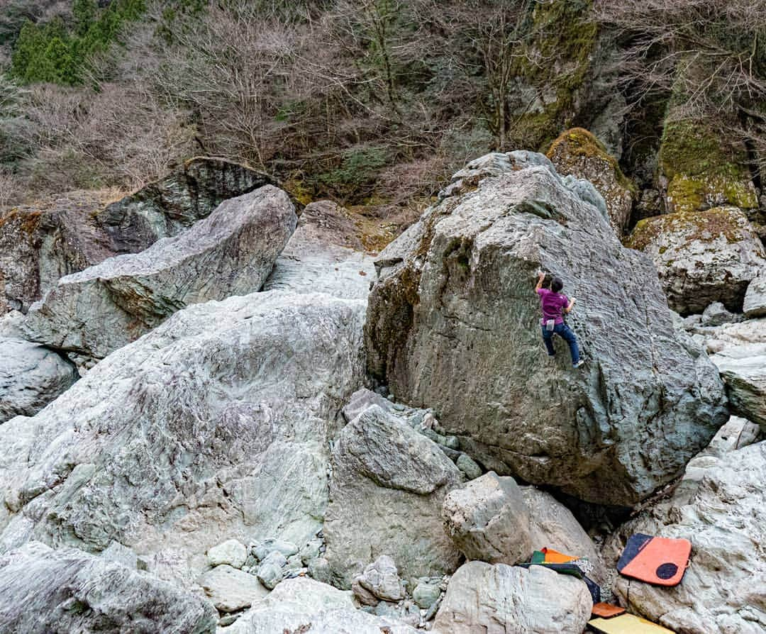 中島徹のインスタグラム：「Japanese green schist is quite nice for climbing!! ---------------------------- Problem: 不可知 1級(V5)  #wallaremeantforclimbing #rockclimbing #freeclimbing #bouldering #highboulder #greenschist #thenorthface #thenorthfaceclimb #tnfjp #高知」