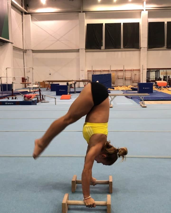 ジャジ・バルボサのインスタグラム：「💪🏻☀️😂 #gymlife #gymgirl #chalkgirl #gymnastics」