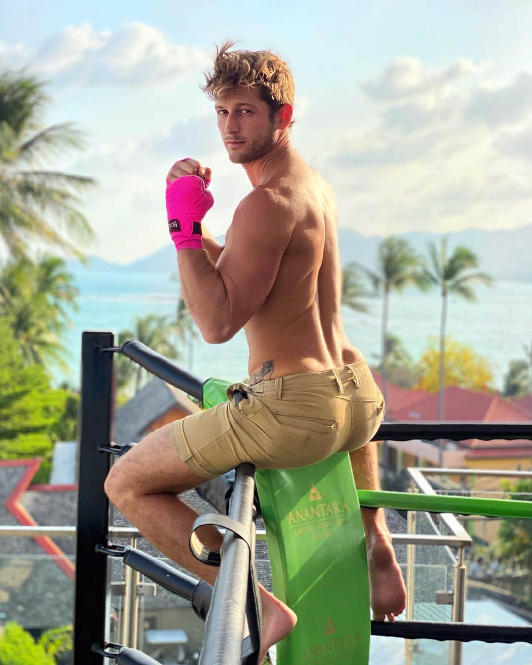 マックス・エマーソンさんのインスタグラム写真 - (マックス・エマーソンInstagram)「Come workout with me this Saturday 1/25 at Rumble Weho! I’m co-teaching a FREE boxing class sponsored by the new gay dating app @catchme_app! Sign up ASAP through link in bio, spaces are limited- and don't forget to download the app for entry! #CatchMe #GBTQ #Weho #RumbleLA #ad」1月20日 9時20分 - maxisms