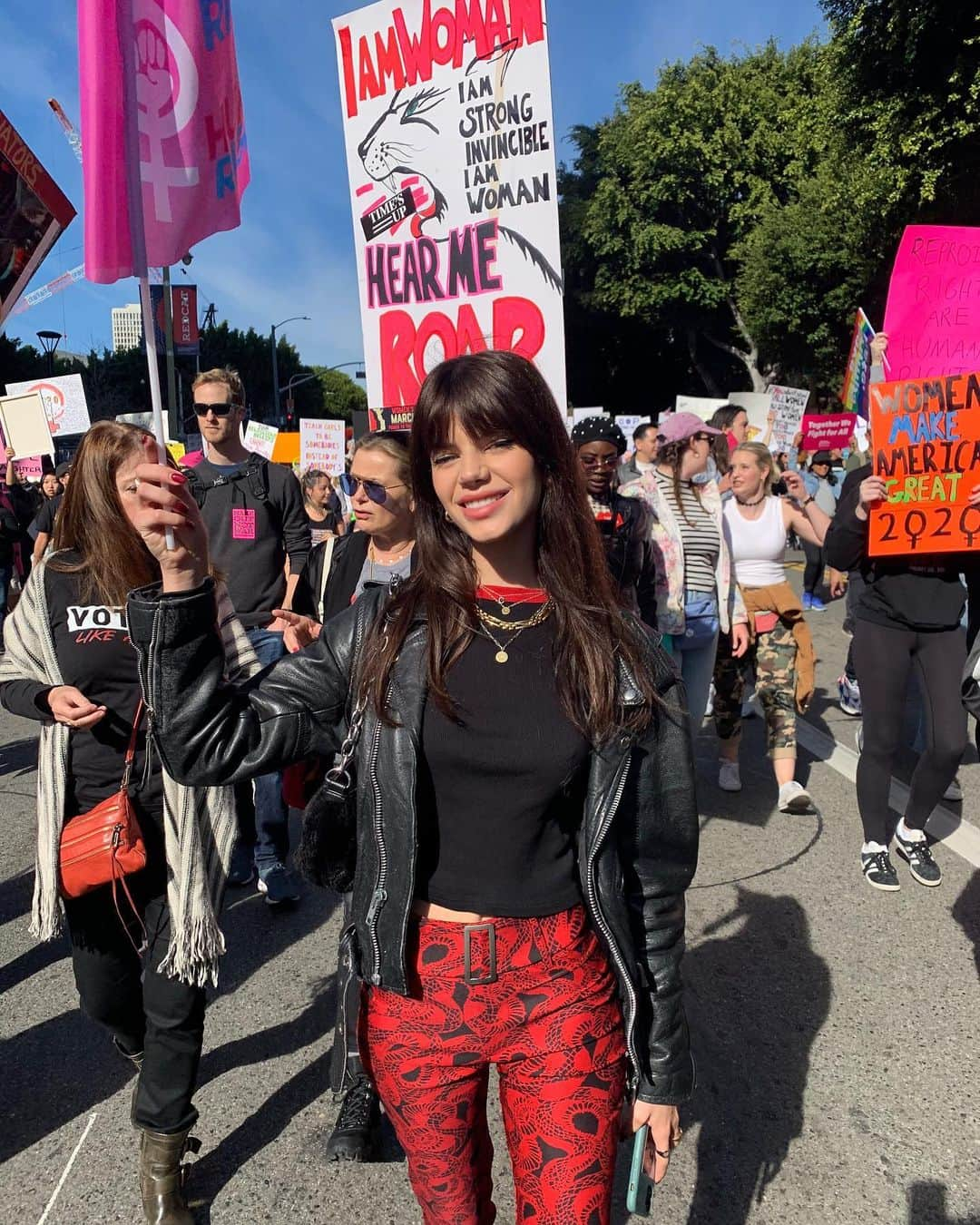 ソニア・ベン・アンマーのインスタグラム：「I used to be skeptical about marches until I joined my first one yesterday. Some people say “there’s no clear goal” or “they’re are all marching for different reasons” but that’s the inspiring part of it - people of all ages, beliefs, & genders coming together in unity despite their differences. It’s easy to criticize when you don’t take any action in fighting injustice yourself. I saw so many inspiring women & men advocating for reproductive rights, immigration reform, environmental justice amongst others. It’s a magical feeling to feel a part a movement, and know that your opinions matter & that history only happens when people speak up & show up. And while I can’t currently vote in US, I really urge you to show up to the polls and vote #womensmarch 💖」