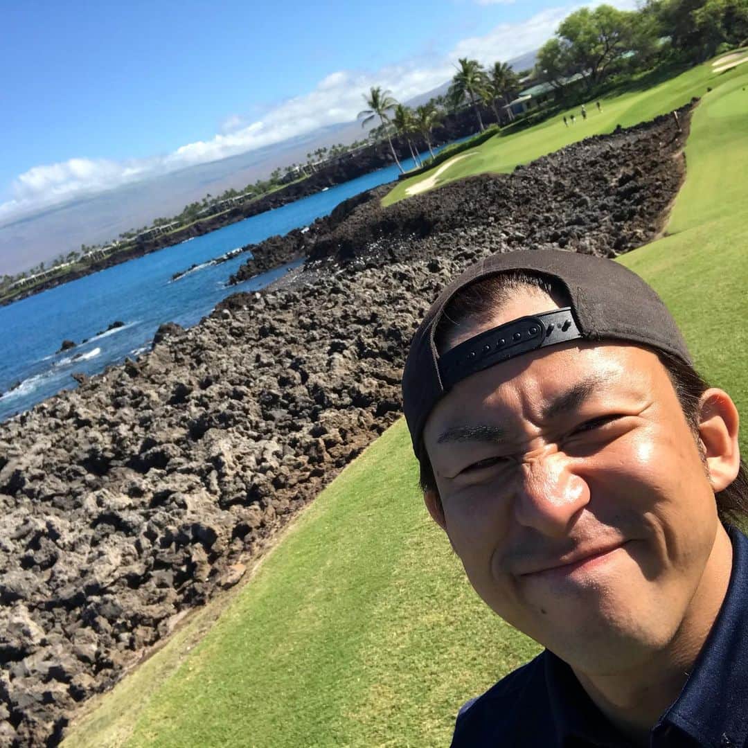 菊地浩輔さんのインスタグラム写真 - (菊地浩輔Instagram)「ここゴルフ場⛳️🏌️‍♂️ ロケーションぱない。 海、青すぎ。 遠くでクジラが潮噴いてた🐳  ハワイ島ってすげ〜✨」1月20日 9時33分 - okikusaaan