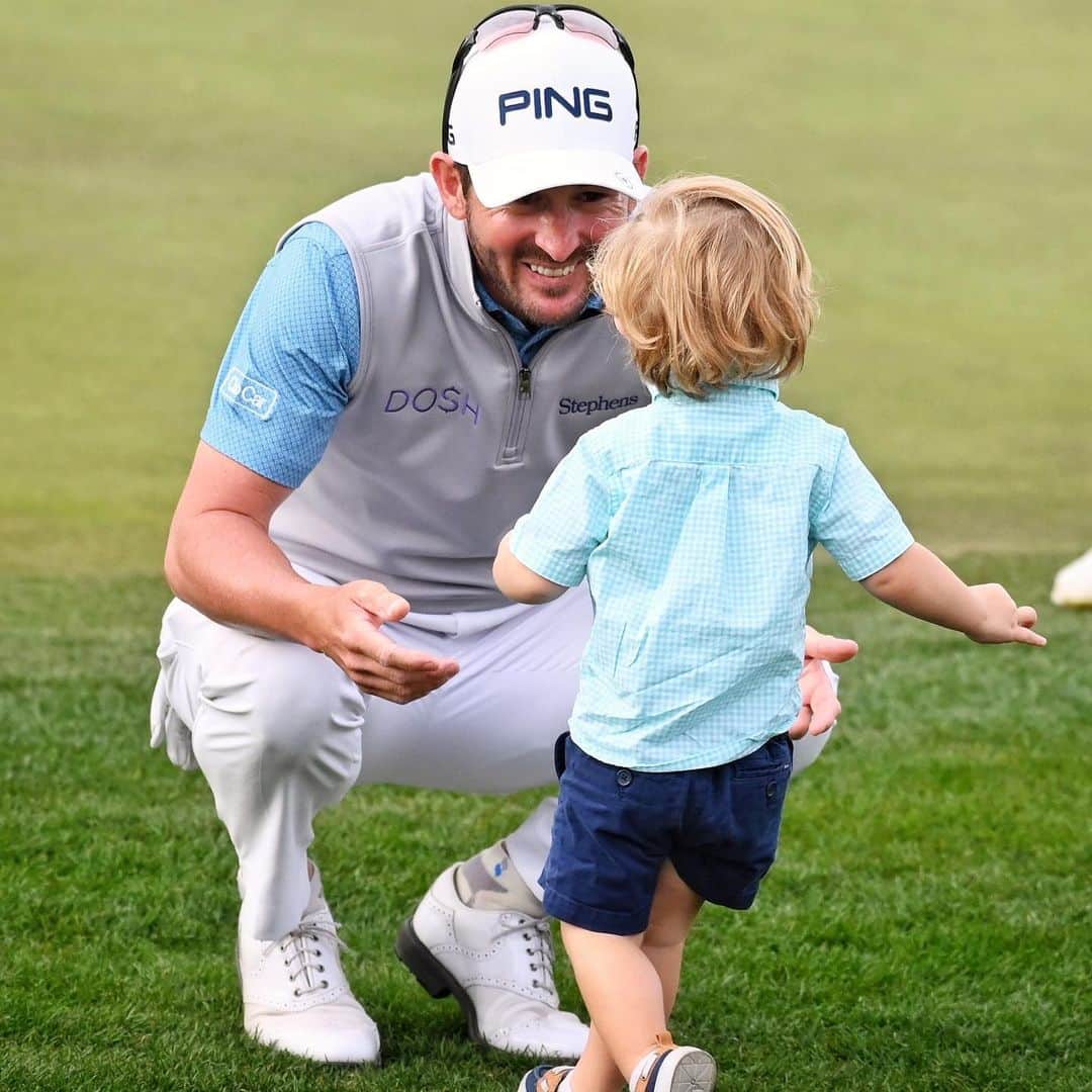 PGA TOURさんのインスタグラム写真 - (PGA TOURInstagram)「One happy family. 👨‍👩‍👦 @andrewlandrygolf celebrates with his wife and son after winning @theamexgolf. ➡️」1月20日 9時34分 - pgatour
