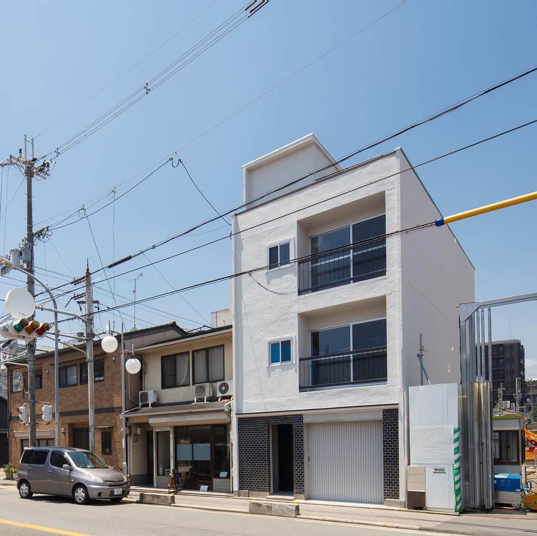 Horibe Associates co., ltd. さんのインスタグラム写真 - (Horibe Associates co., ltd. Instagram)「・ House in Higashikujo  1・2階を店舗とする鉄骨3階建て住宅のフルリノベーション  建物中央に吹抜けを新たに挿入、屋根には電動開閉式のトップライトを設置して空間の繋がりと採光通風を確保しました。 ------------------------------------------ プロジェクトの全ての写真はプロフィール欄のリンクよりウェブサイトリンクへ works-RENOVATIONにてご覧いただけます ------------------------------------------ more→@horibeassociates ------------------------------------------ 写 真　大竹央祐 @yotk__ ------------------------------------------ #architecture#architcturephotography#architects#architettura#instahouse#instahome#Architektur#リノベーション#リフォーム #renovation#トップライト #houserenovation」1月20日 9時43分 - horibeassociates