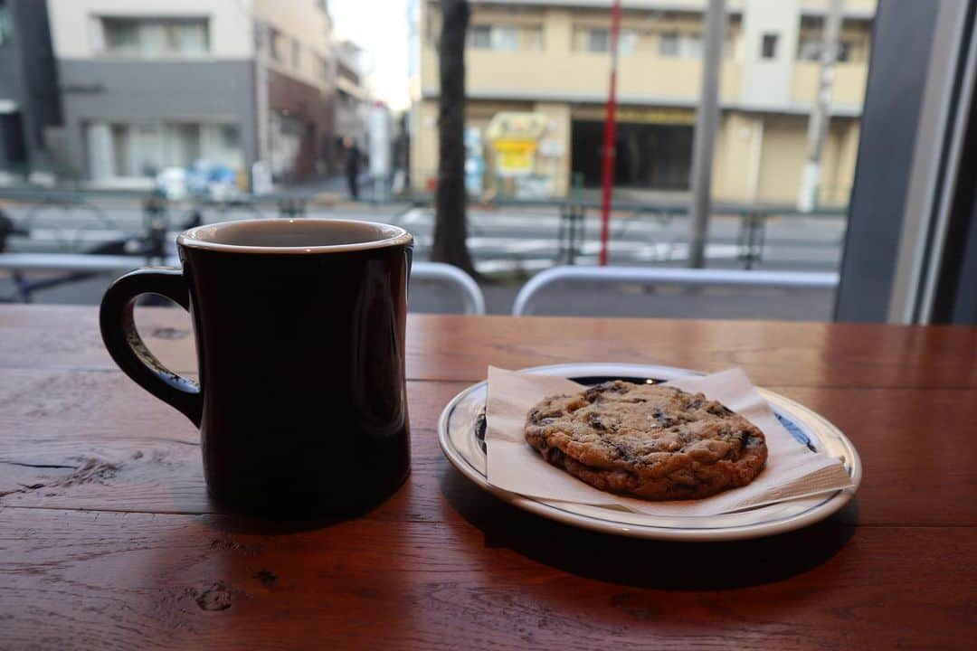 石井輝明さんのインスタグラム写真 - (石井輝明Instagram)「中野と高円寺の間。 グアムから東京に帰ってきて、今日は埼玉で大阪芸人のライブ。 どこにいるんだろうか。  #nostalgiacafe #cafe #coffee #カフェ #東京カフェ #中野カフェ #高円寺カフェ #カフェ芸人 #グアム行ってる間に #にっしゃんがr1の2回戦を突破していた #おめでたい #一段ずつでも階段を上がる人はすごい #そりゃ結果なんてすぐにほしいけど #我慢も大切 #急がば回れ #回り過ぎたらあかんけど」1月20日 15時21分 - comandanteishii