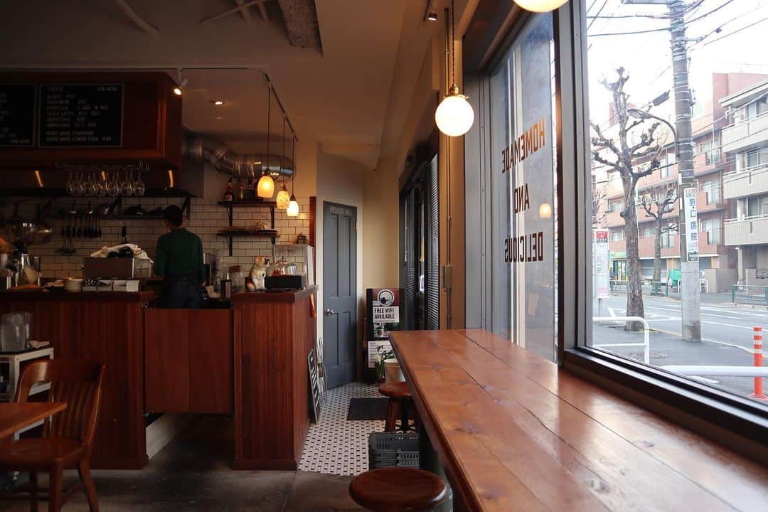石井輝明さんのインスタグラム写真 - (石井輝明Instagram)「中野と高円寺の間。 グアムから東京に帰ってきて、今日は埼玉で大阪芸人のライブ。 どこにいるんだろうか。  #nostalgiacafe #cafe #coffee #カフェ #東京カフェ #中野カフェ #高円寺カフェ #カフェ芸人 #グアム行ってる間に #にっしゃんがr1の2回戦を突破していた #おめでたい #一段ずつでも階段を上がる人はすごい #そりゃ結果なんてすぐにほしいけど #我慢も大切 #急がば回れ #回り過ぎたらあかんけど」1月20日 15時21分 - comandanteishii