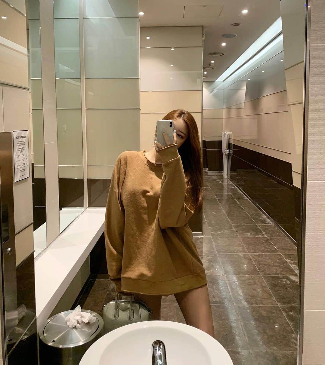 Choi Somiさんのインスタグラム写真 - (Choi SomiInstagram)「⠀⠀⠀⠀ #글랜더 #glander  남자 옷을 하의 실종으로 입는 거 좋아🤎 여자가 남자 옷 입을 수도 있고 남자가 여자 옷 입을 수도 있지 모 #ᴜɴɪsᴇx」1月20日 15時14分 - cxxsomi