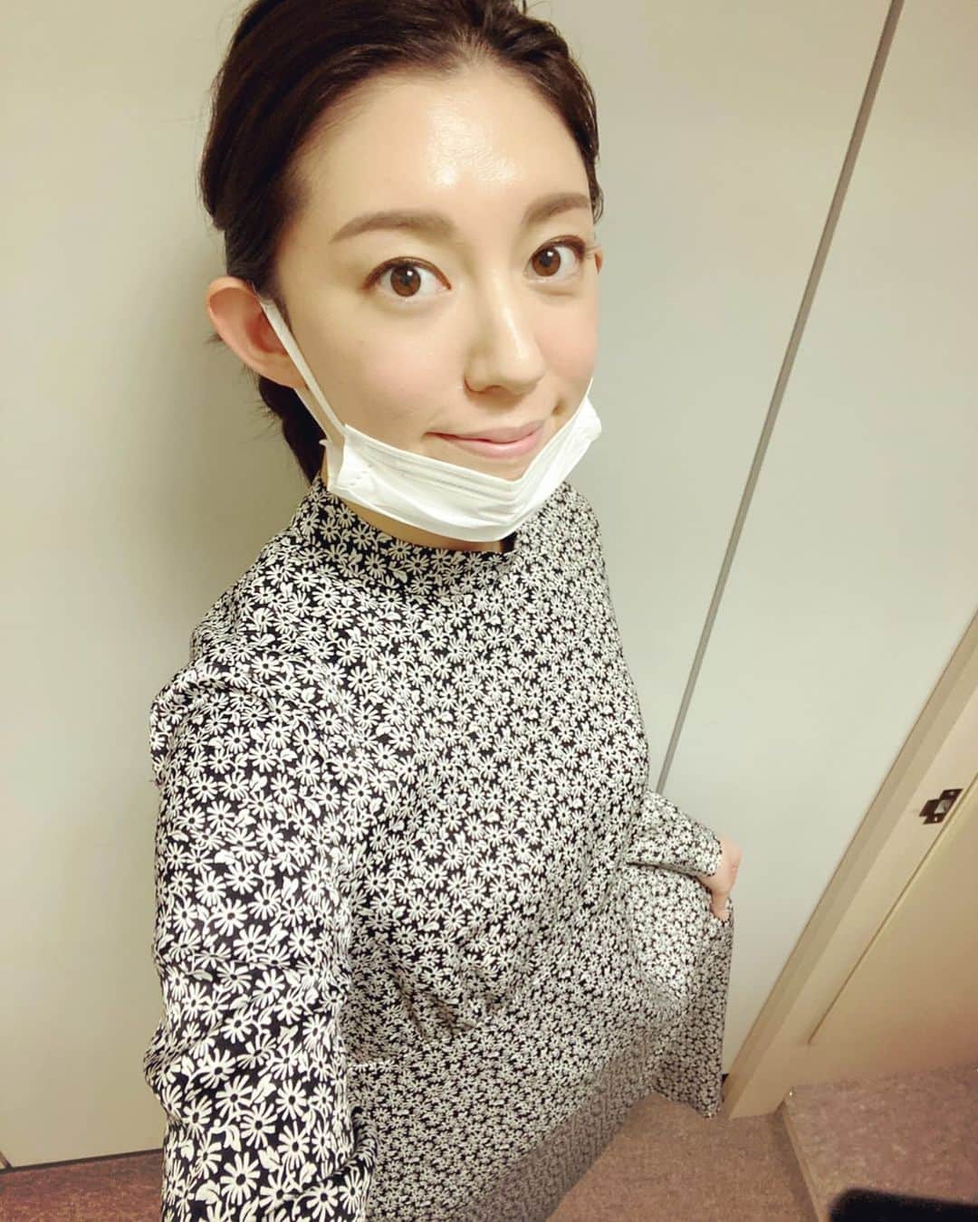 若林理紗のインスタグラム：「ぐずぐず。﻿ ﻿ するのです、鼻が。﻿ ﻿ 春の始まりに飛び始めるあの子が﻿ ﻿ 早くも忍び寄ってきている気がします。﻿ ﻿ 先週、喉風邪をひいてしまい、﻿ ﻿ 休みの日にひたすら身体を休めて﻿ ﻿ 早く治せたと思って安心していたところ。﻿ ﻿ 目もしばしばするのです。﻿ ﻿ みなさんも感じますか？？﻿ ﻿ ﻿ ﻿ ﻿ 関係ありませんが、﻿ ﻿ 写真は先週の衣装のワンピースです🙆🏻‍♀️﻿ ﻿ ﻿ ﻿#春の予感  #花粉 です #花粉症予防 どうしましょう #衣装  #花柄ワンピース ﻿」