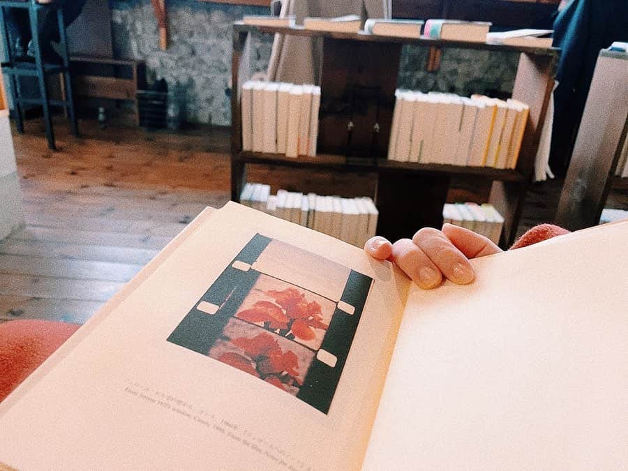 高田あゆみさんのインスタグラム写真 - (高田あゆみInstagram)「おしゃべり禁止の静かな空間📚 癒し✨ #cafe#book#fuzkue#japan#bookcafe」1月20日 15時17分 - ayumitakada1020