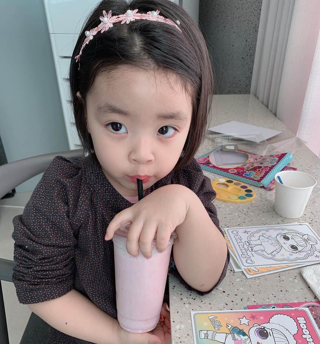 イ・ユンジのインスタグラム：「너의하루가#딸기우유색 이었으면 좋겠딸!」