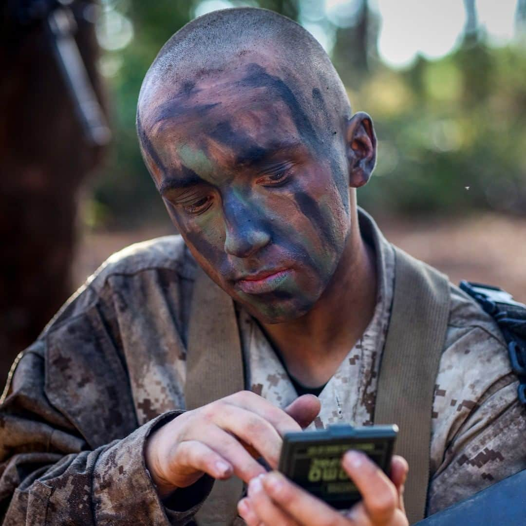 アメリカ海兵隊さんのインスタグラム写真 - (アメリカ海兵隊Instagram)「Smokey Eye  Recruit Benson Smith with Hotel Company, 2nd Recruit Training Battalion, applies camouflage paint at @mcrdparrisisland during the culminating event before recruits become Marines – the Crucible. (U.S. Marine Corps photo by Lance Cpl. Samuel C. Fletcher)  #USMC #BootCamp #Marines」1月20日 10時00分 - marines